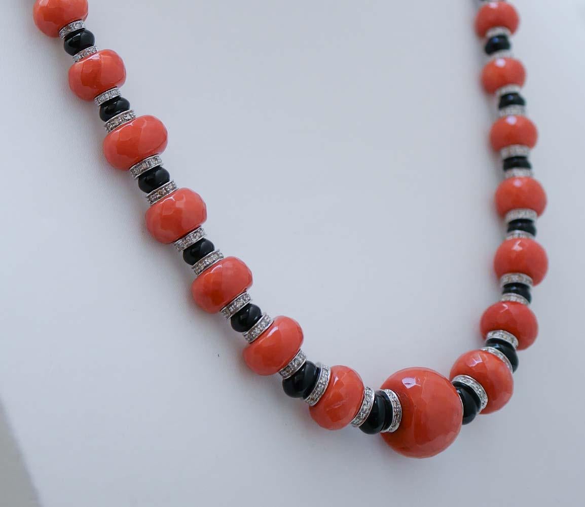 Superbe collier monté avec du corail et de l'onyx ; Entre eux, des structures en or blanc 14 kt et en or blanc 9 kt serties de diamants. En guise de fermoir, une fermeture en or blanc 18 kt.
Ce collier a été entièrement réalisé à la main par des