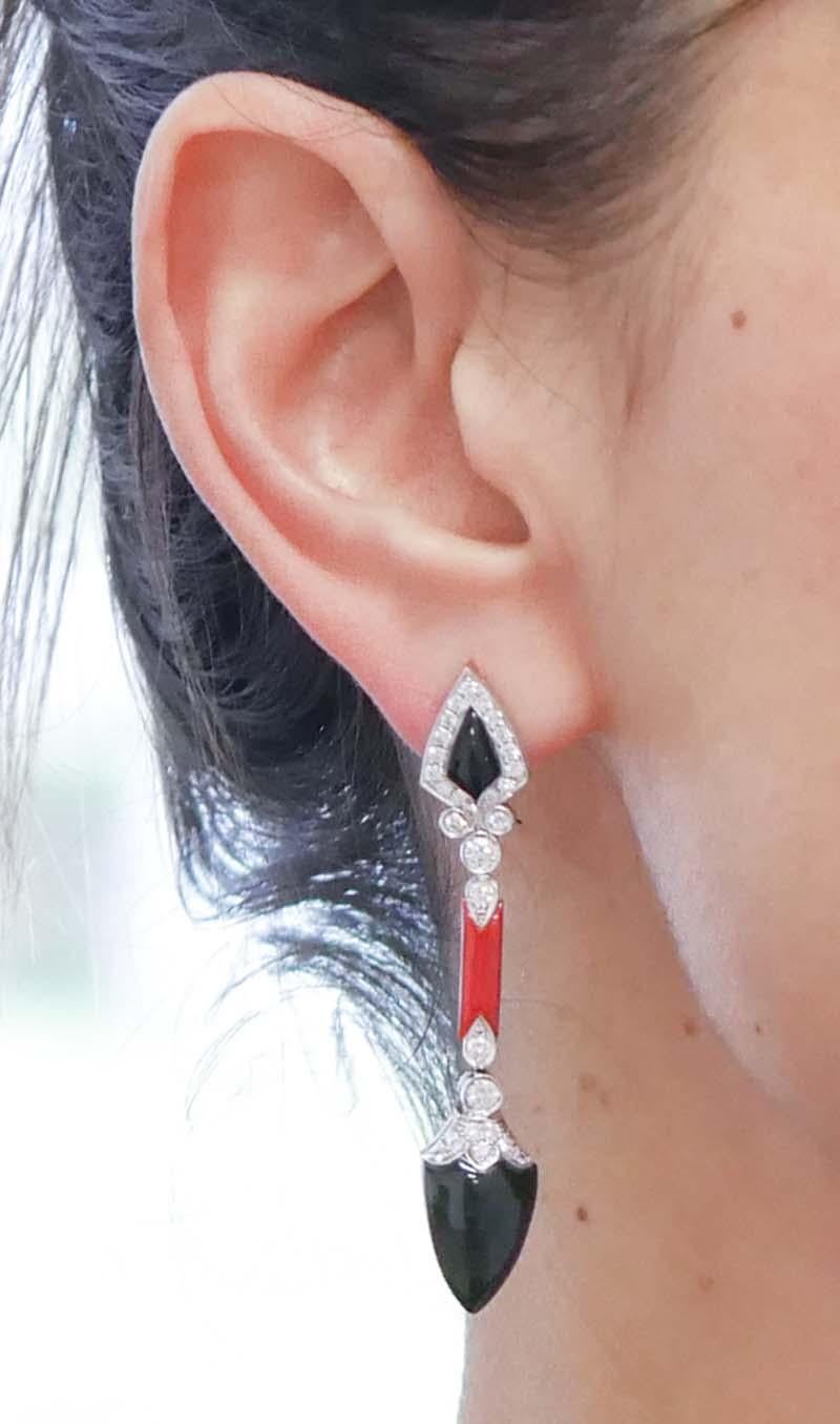 Coral, Onyx, Diamonds, 18 Karat White Gold Dangle Earrings In Good Condition In Marcianise, Marcianise (CE)