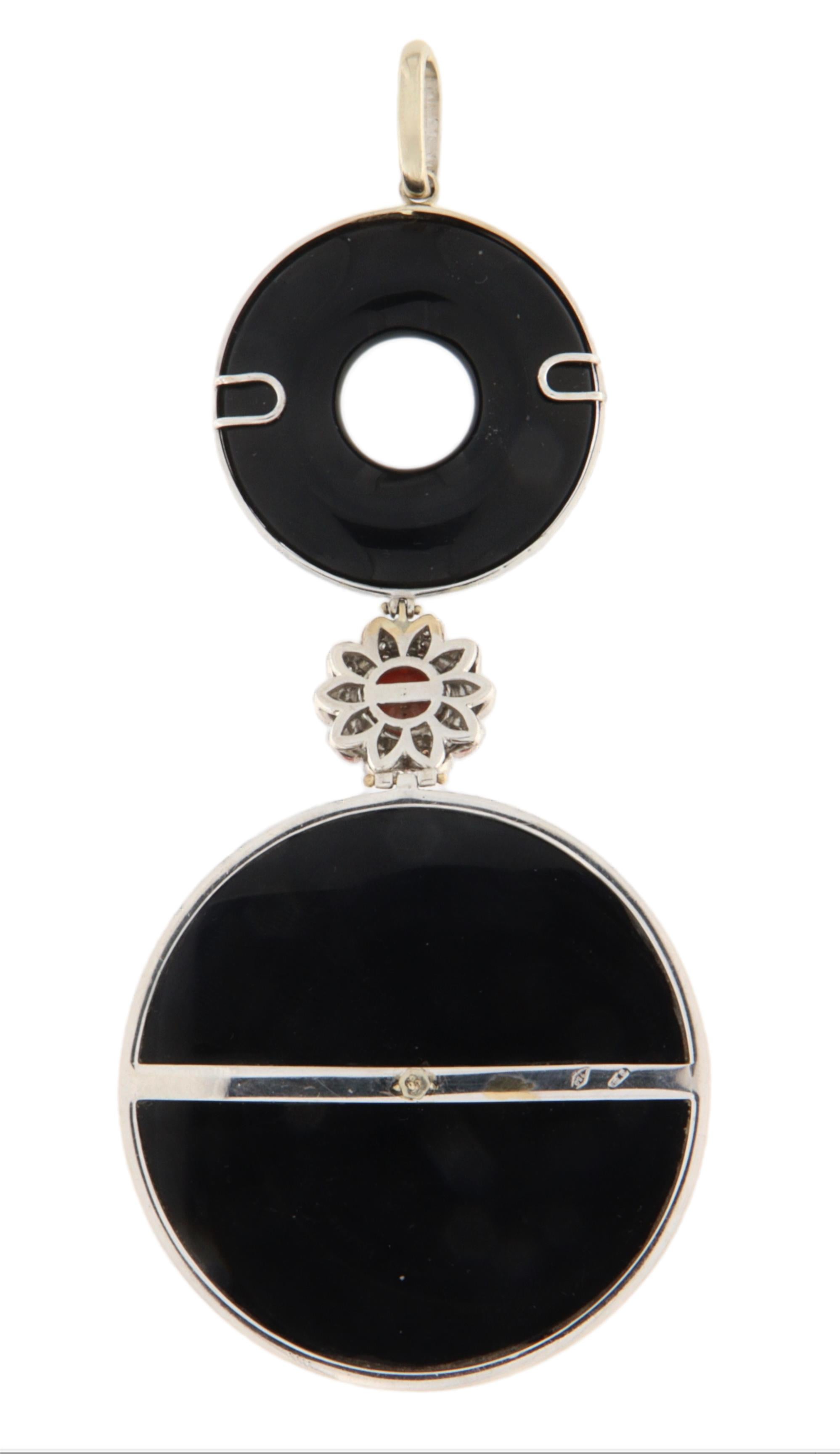 Taglio misto Collana con ciondolo in oro bianco 18 Kt con corallo e onice e diamanti in vendita