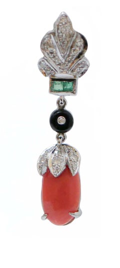 Pendientes colgantes de coral, ónice, diamantes, esmeraldas y platino.