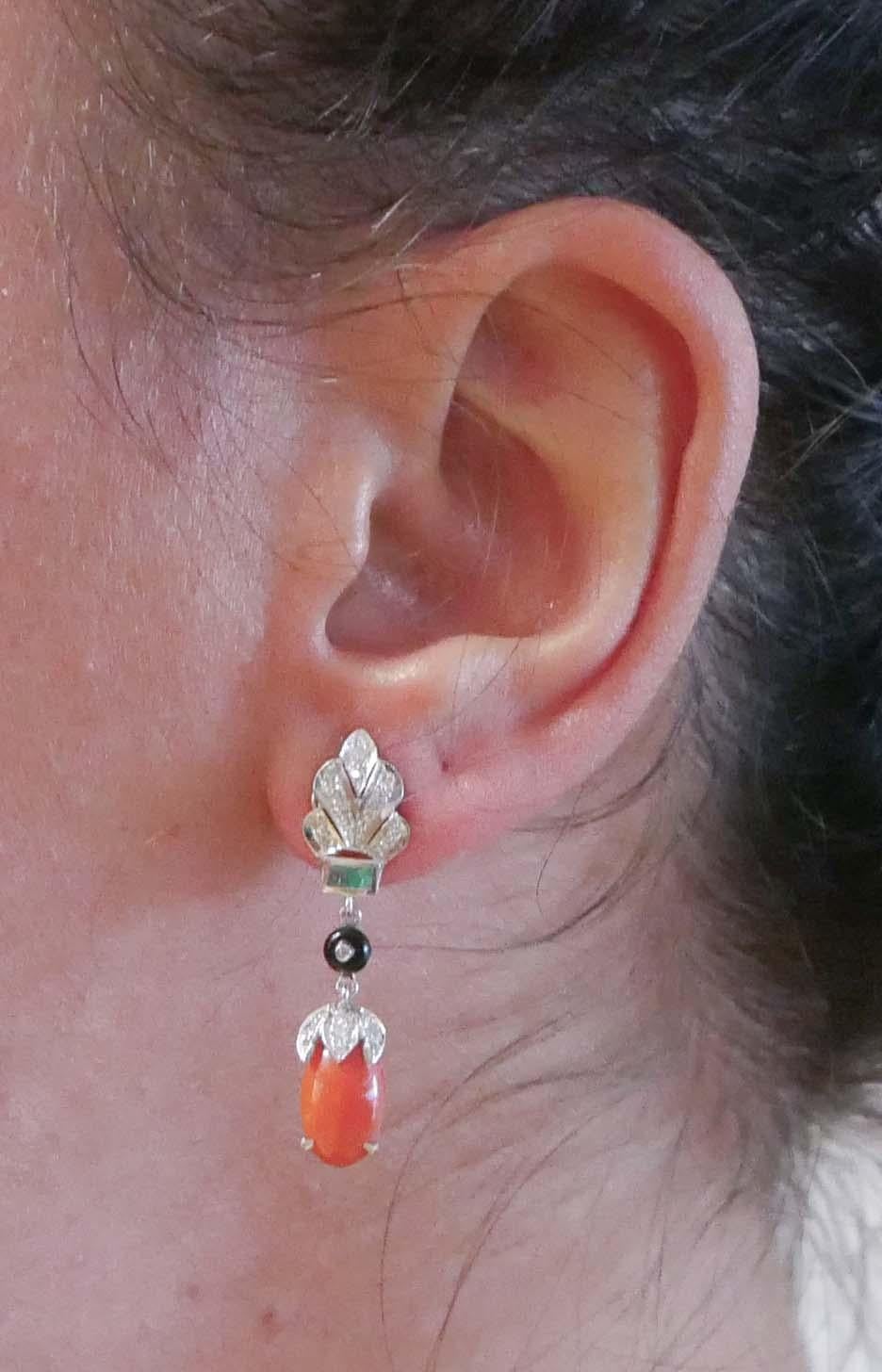 Coral, Onyx, Diamonds, Emeralds, Platinum Dangle Earrings. In Good Condition For Sale In Marcianise, Marcianise (CE)