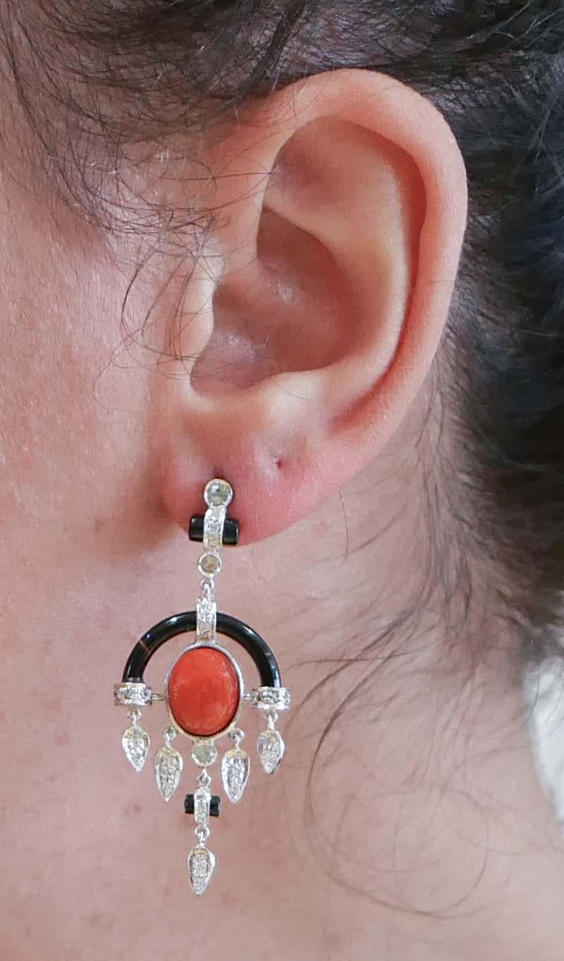 Coral, Onyx, Diamonds, Green Sapphires, Platinum Earrings. In Good Condition For Sale In Marcianise, Marcianise (CE)