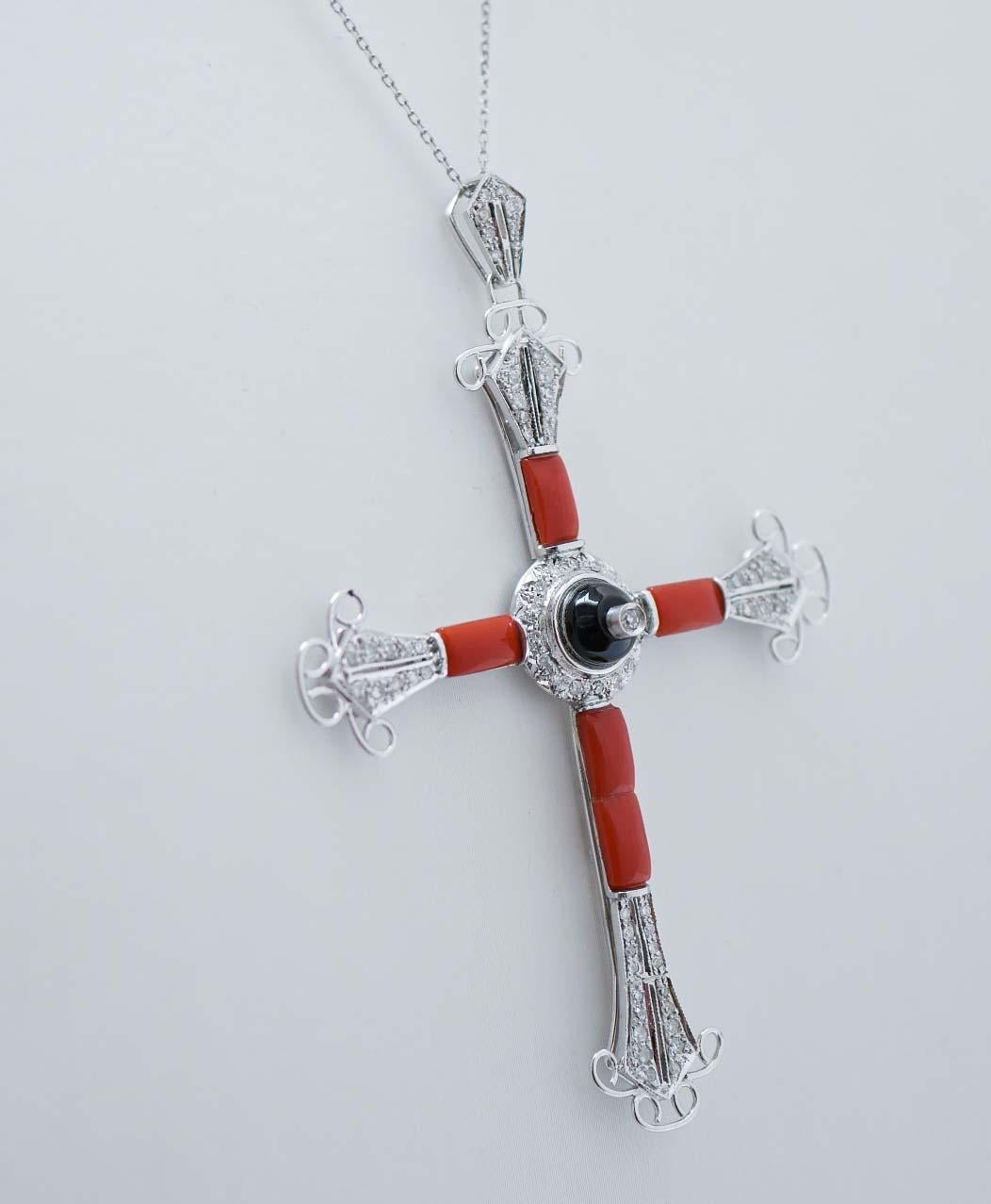 Rétro Collana con ciondolo a croce in corallo, onice, diamanti e platino. in vendita