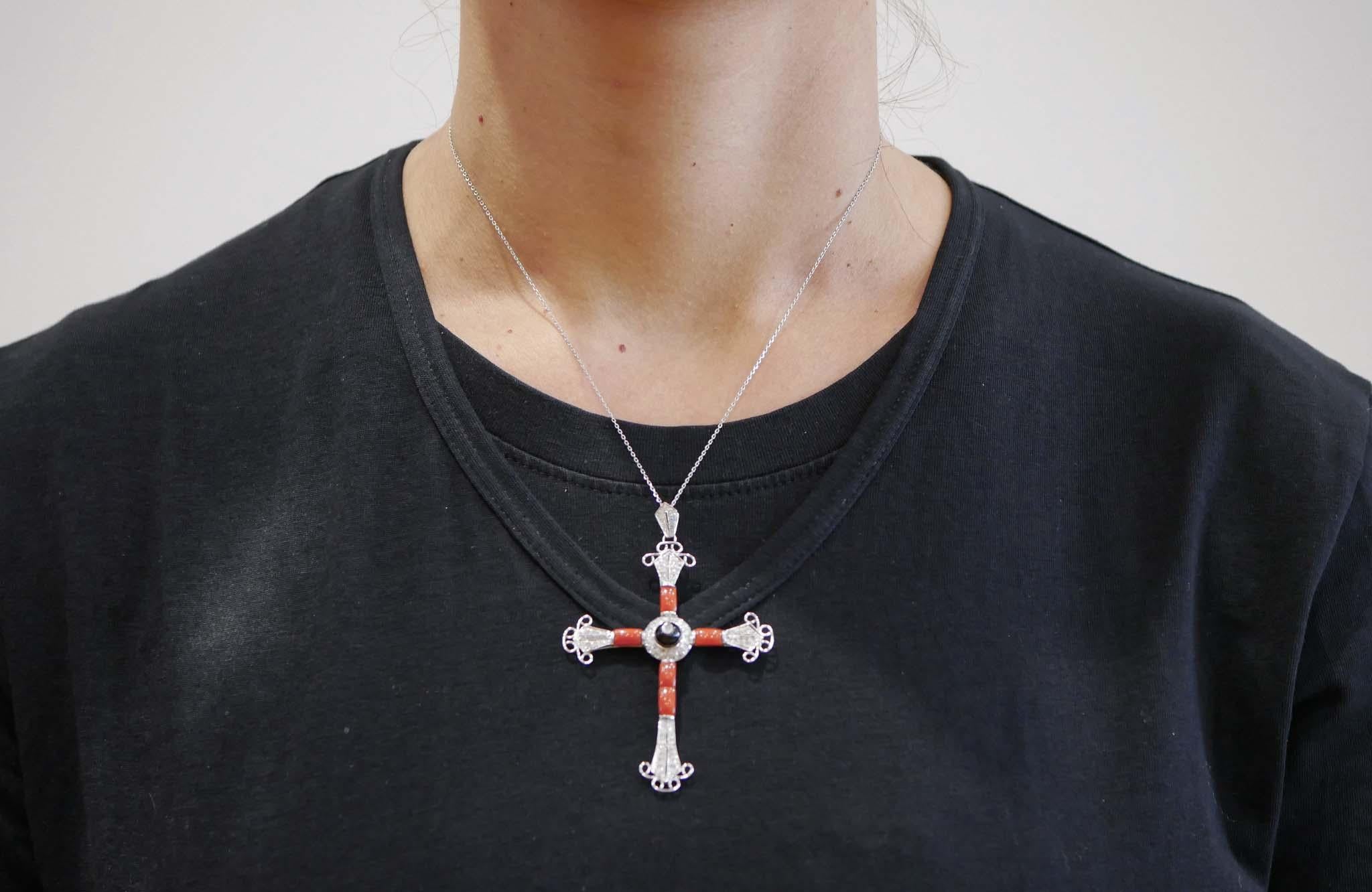 Collana con ciondolo a croce in corallo, onice, diamanti e platino. In condizioni buone in vendita a Marcianise, Marcianise (CE)