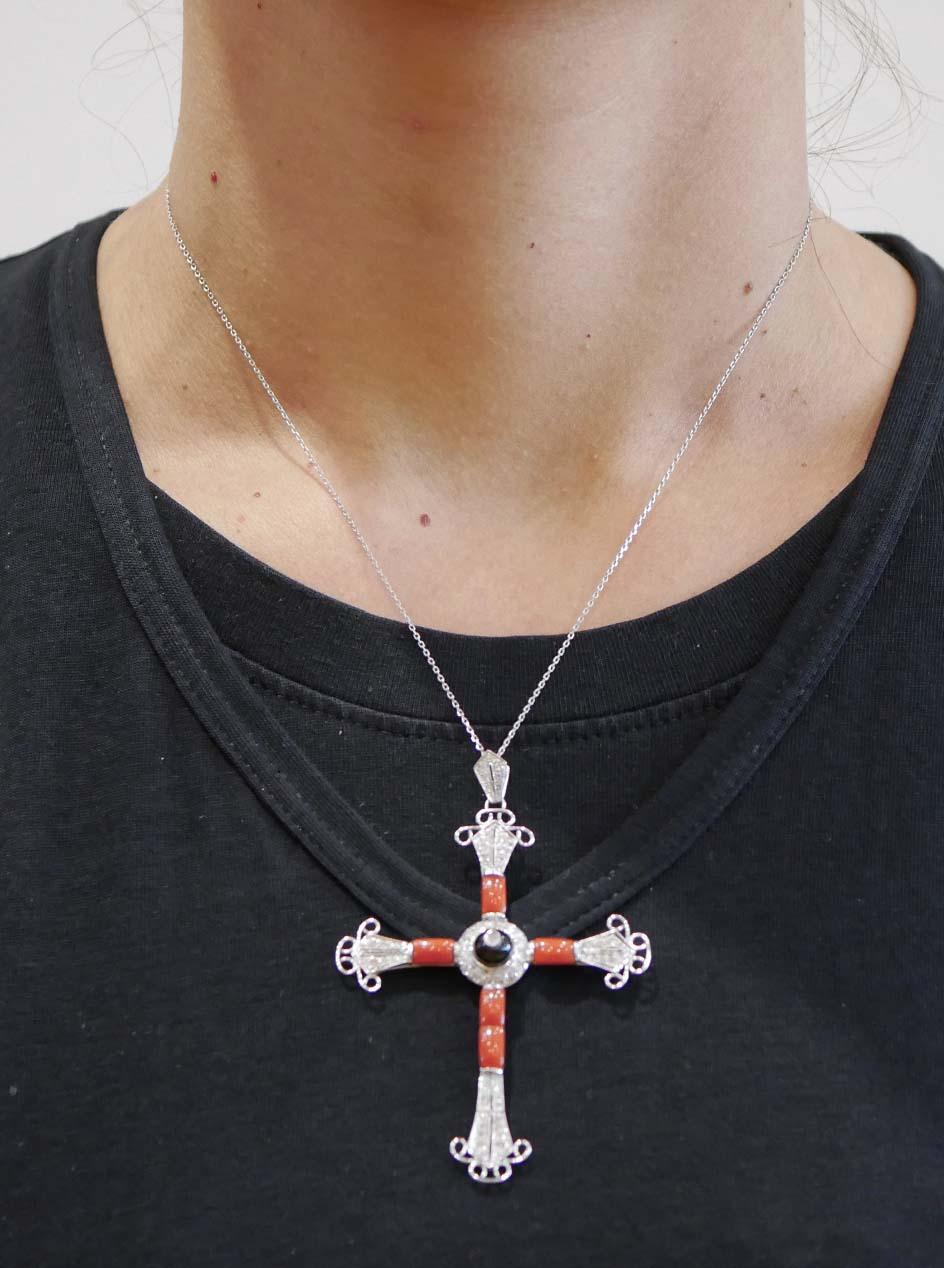 Donna Collana con ciondolo a croce in corallo, onice, diamanti e platino. in vendita