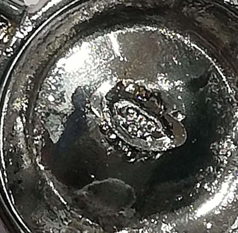 Collana con ciondolo a croce in corallo, onice, diamanti e platino. in vendita 1