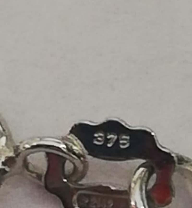 Collana con ciondolo a croce in corallo, onice, diamanti e platino. in vendita 2