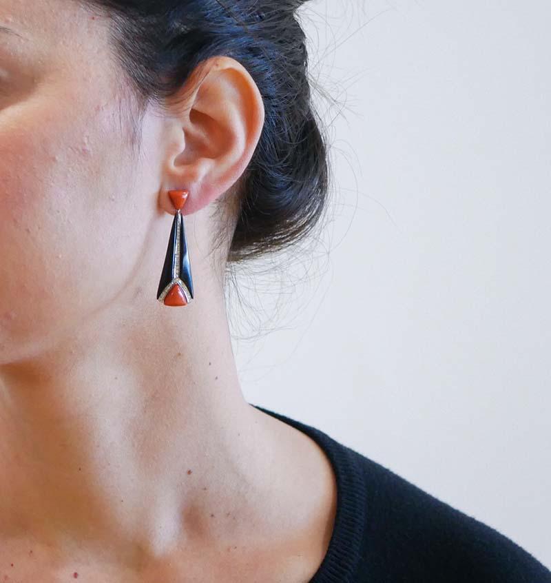 Taglio misto Coral, Onyx, Diamonds, Platinum Dangle Earrings. in vendita