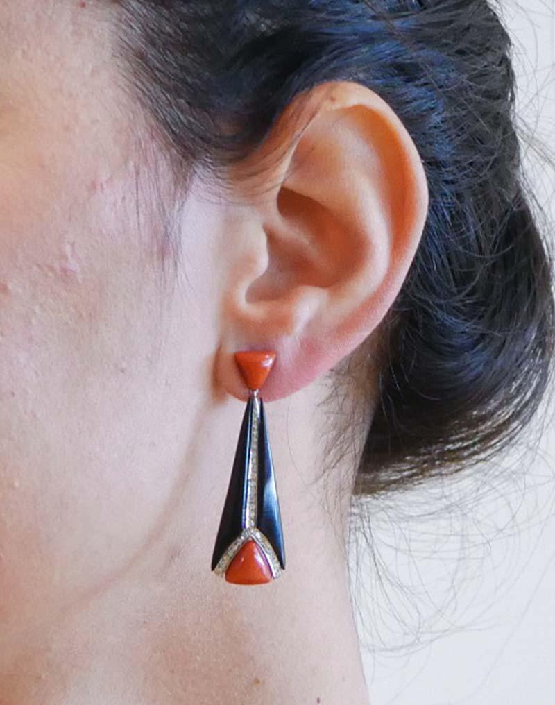 Coral, Onyx, Diamonds, Platinum Dangle Earrings. In condizioni buone in vendita a Marcianise, Marcianise (CE)