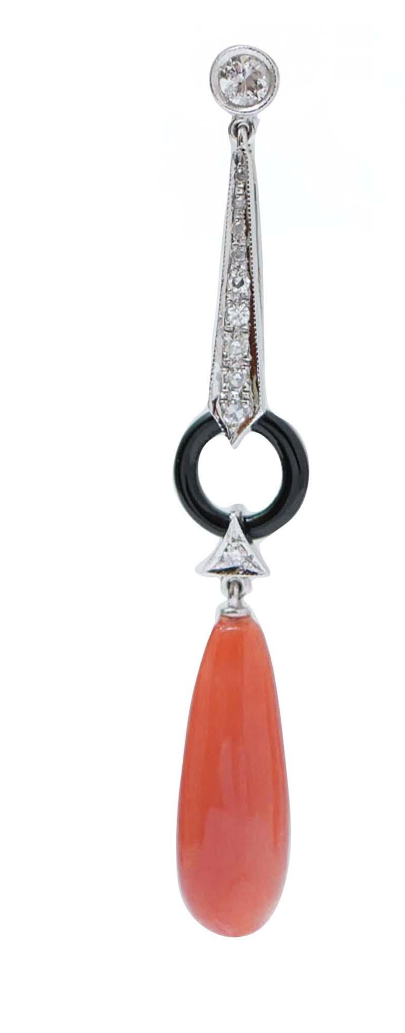 Elegantes pendientes de estructura de platino montados con diamantes en toda su longitud; en el centro, un ónice y una gota de coral como colgante.
Estos pendientes fueron hechos totalmente a mano por maestros orfebres italianos y están en perfecto