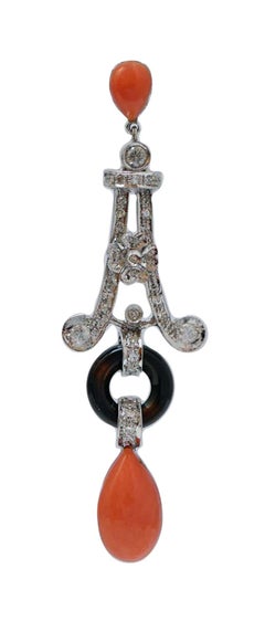 Boucles d'oreilles corail, onyx, diamants et platine