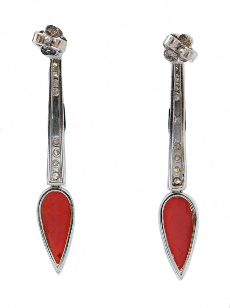 Rétro Boucles d'oreilles corail, onyx, diamants et platine en vente