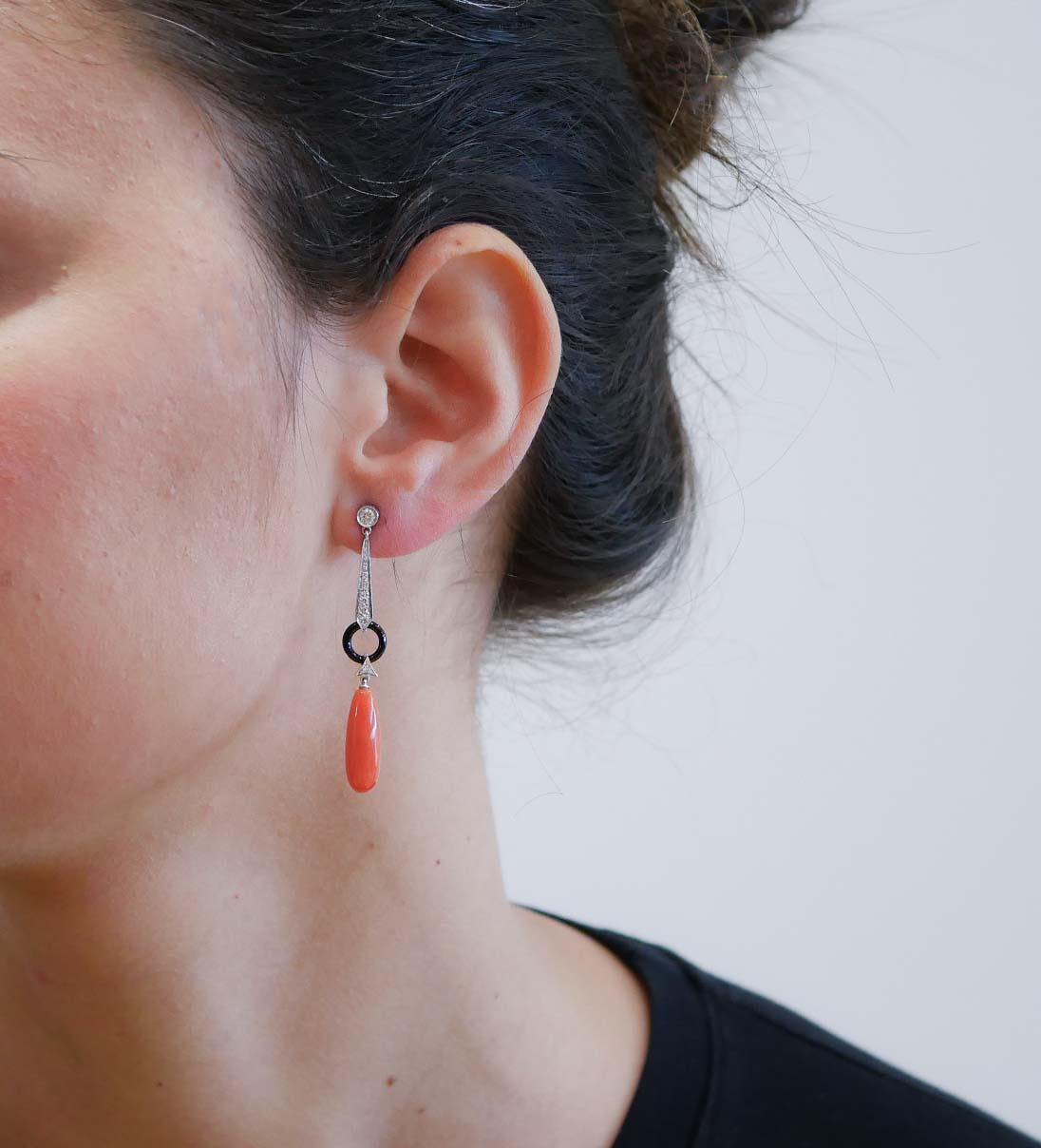 Coral, Ónice, Diamantes, Platino Pendientes. Corte mixto