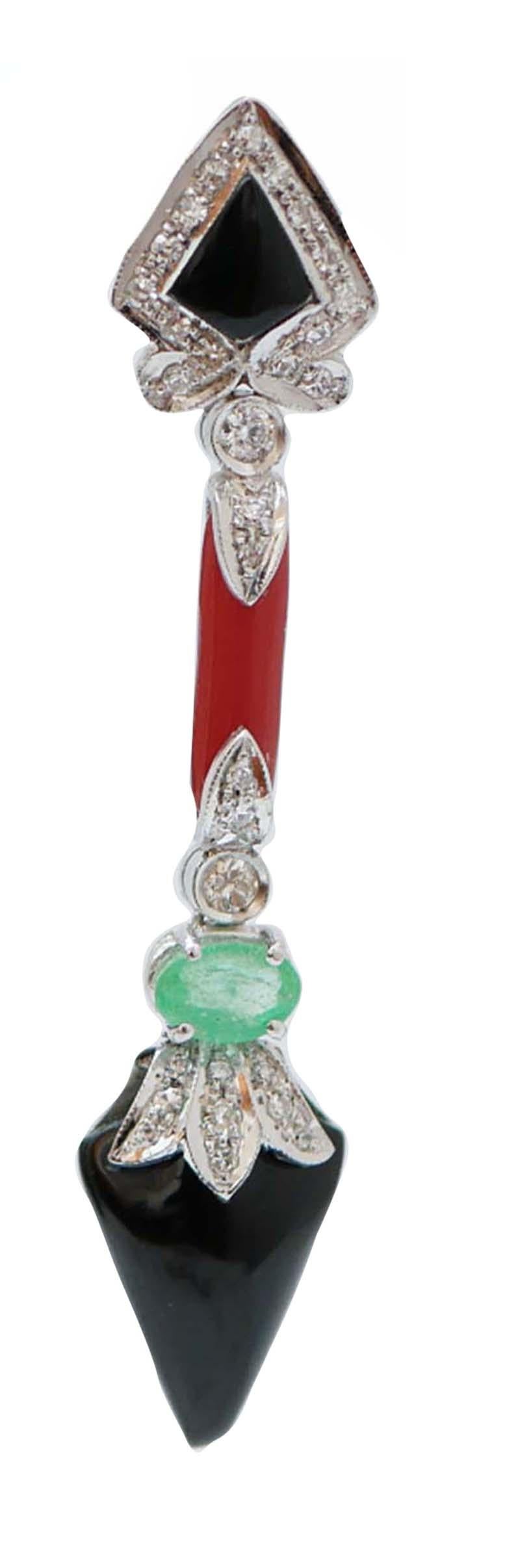 Fantastici orecchini pendenti con struttura in platino montati con un'onice circondata da diamanti nella parte superiore. Al centro,  un corallo tra diamanti e, nella parte finale, uno smeraldo con onice.
Questi orecchini sono stati realizzati
