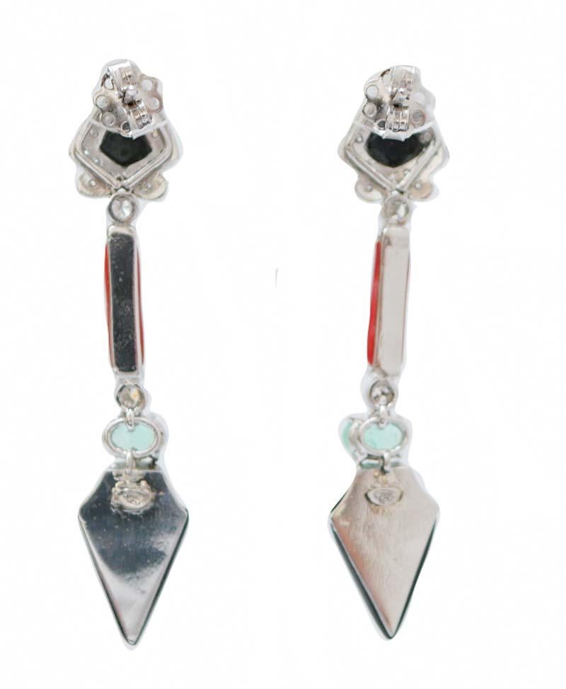 Pendientes de coral, ónice, esmeraldas, diamantes y platino. Retro