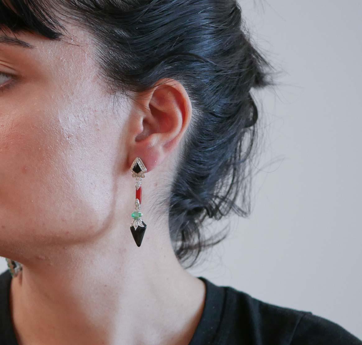 Pendientes de coral, ónice, esmeraldas, diamantes y platino. Corte mixto