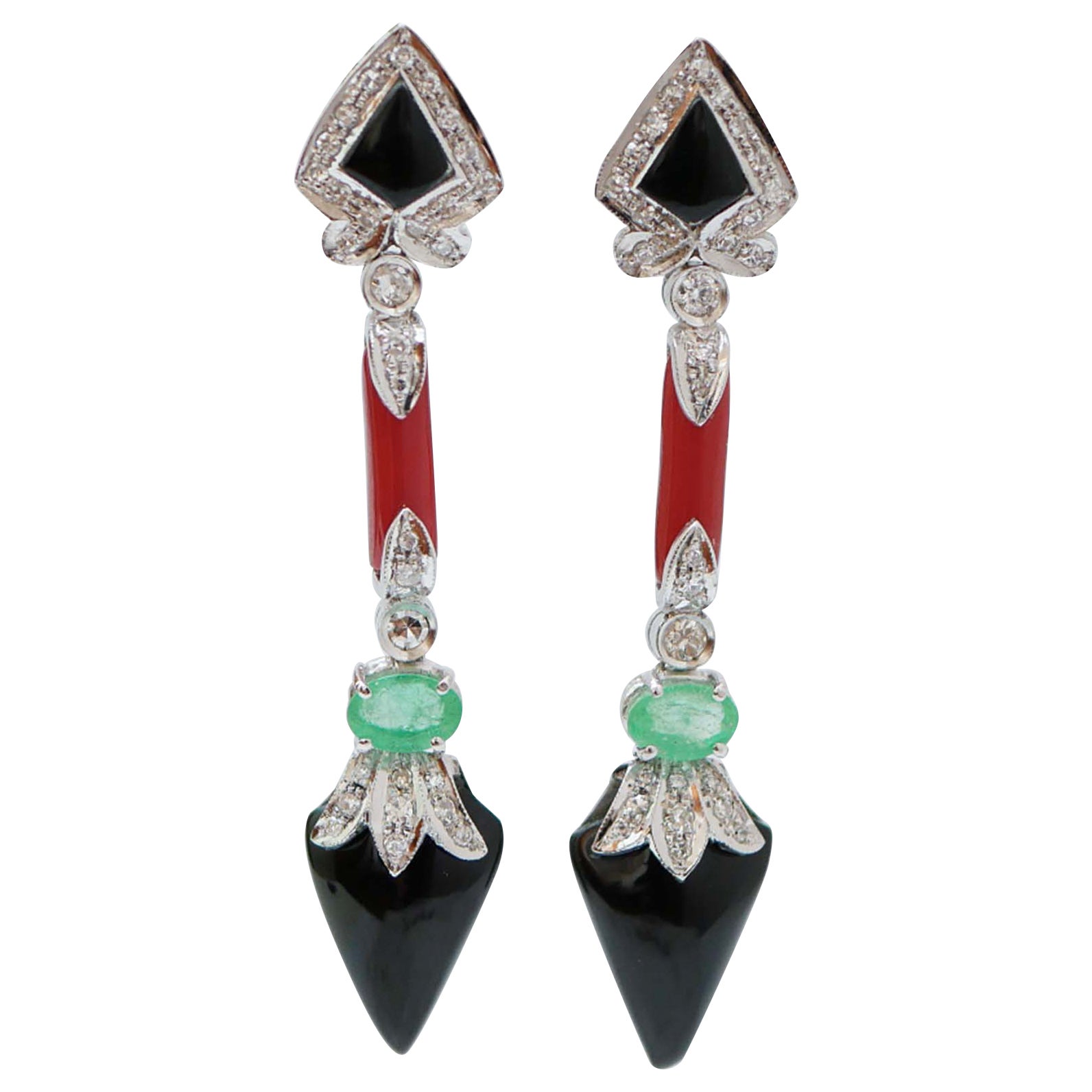 Pendientes de coral, ónice, esmeraldas, diamantes y platino.