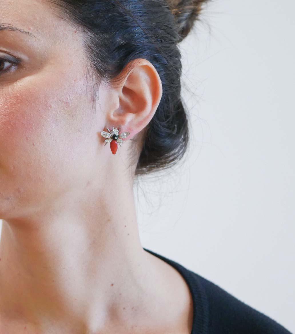 Taglio misto Coral, Onyx, Garnets, Diamonds, Platinum Fly Earrings. in vendita
