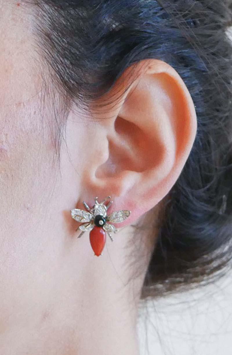 Coral, Onyx, Garnets, Diamonds, Platinum Fly Earrings. In condizioni buone in vendita a Marcianise, Marcianise (CE)