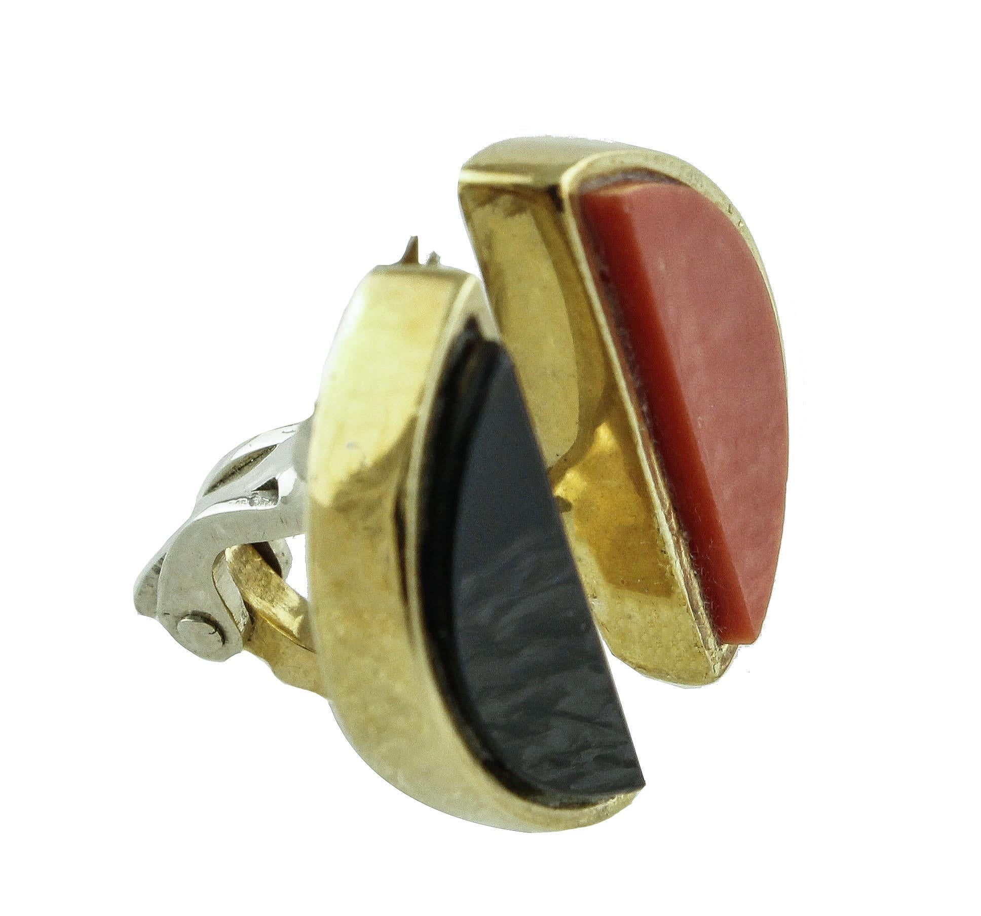 Rétro Demi-bouton en onyx et demi-bouton en corail rouge, boucles d'oreilles clip-on/bouton en or rose en vente