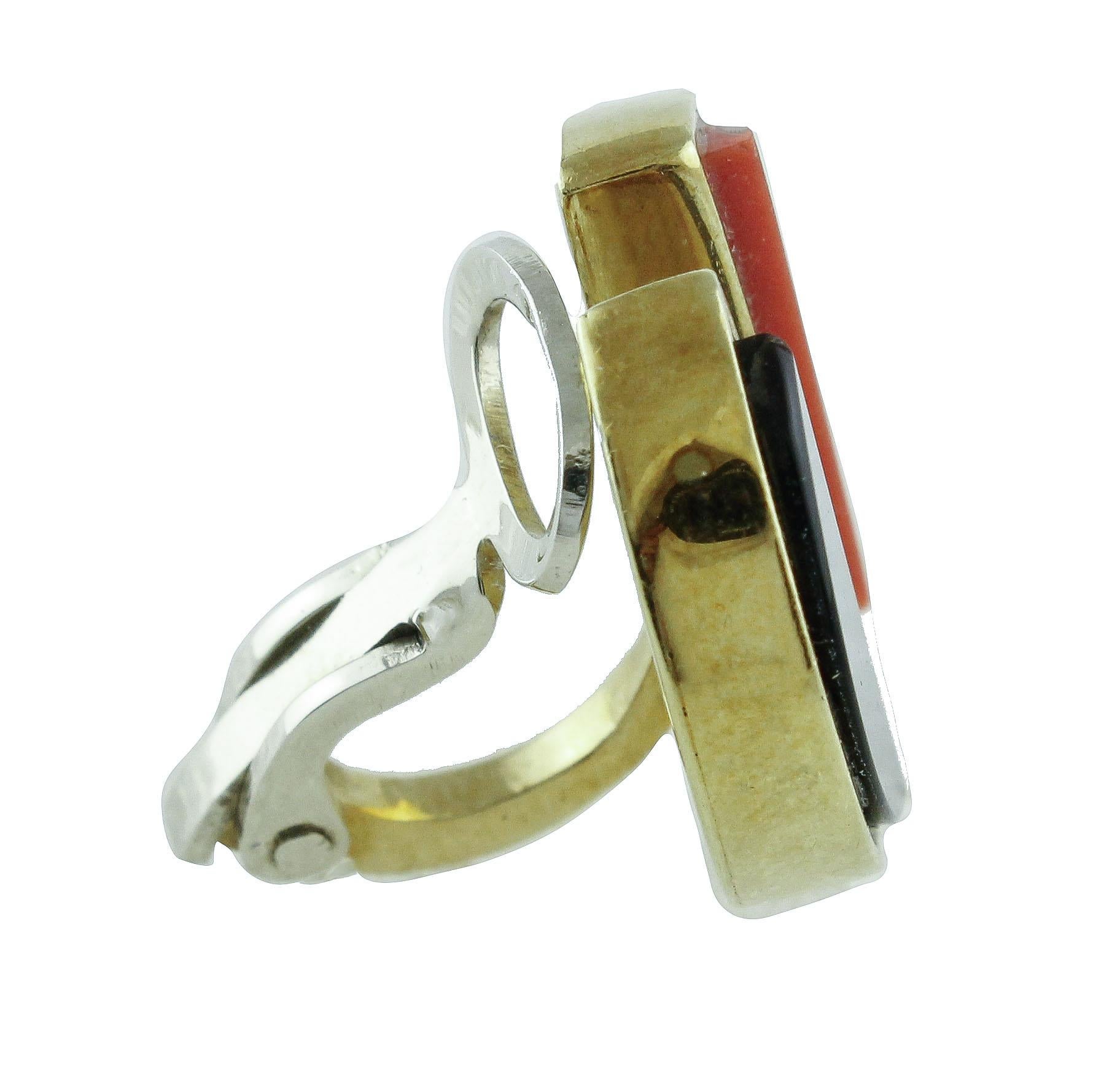 Half Onyx Knopf und halber rote Korallenknöpfe, Roségold Clip-on/Ohrringe mit Nieten (Gemischter Schliff) im Angebot