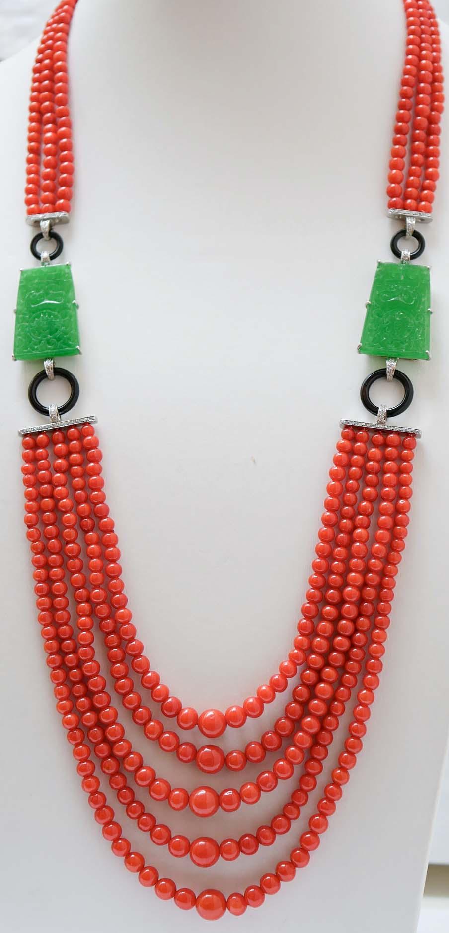 Fantastisches Collier mit drei Korallensträngen im oberen Teil; in der Mitte des Colliers Strukturen aus Platin mit einer Jade und Diamanten, die mit Onyxringen verbunden sind.
Unten: fünf Korallenstränge.
Diese Halskette wurde von italienischen