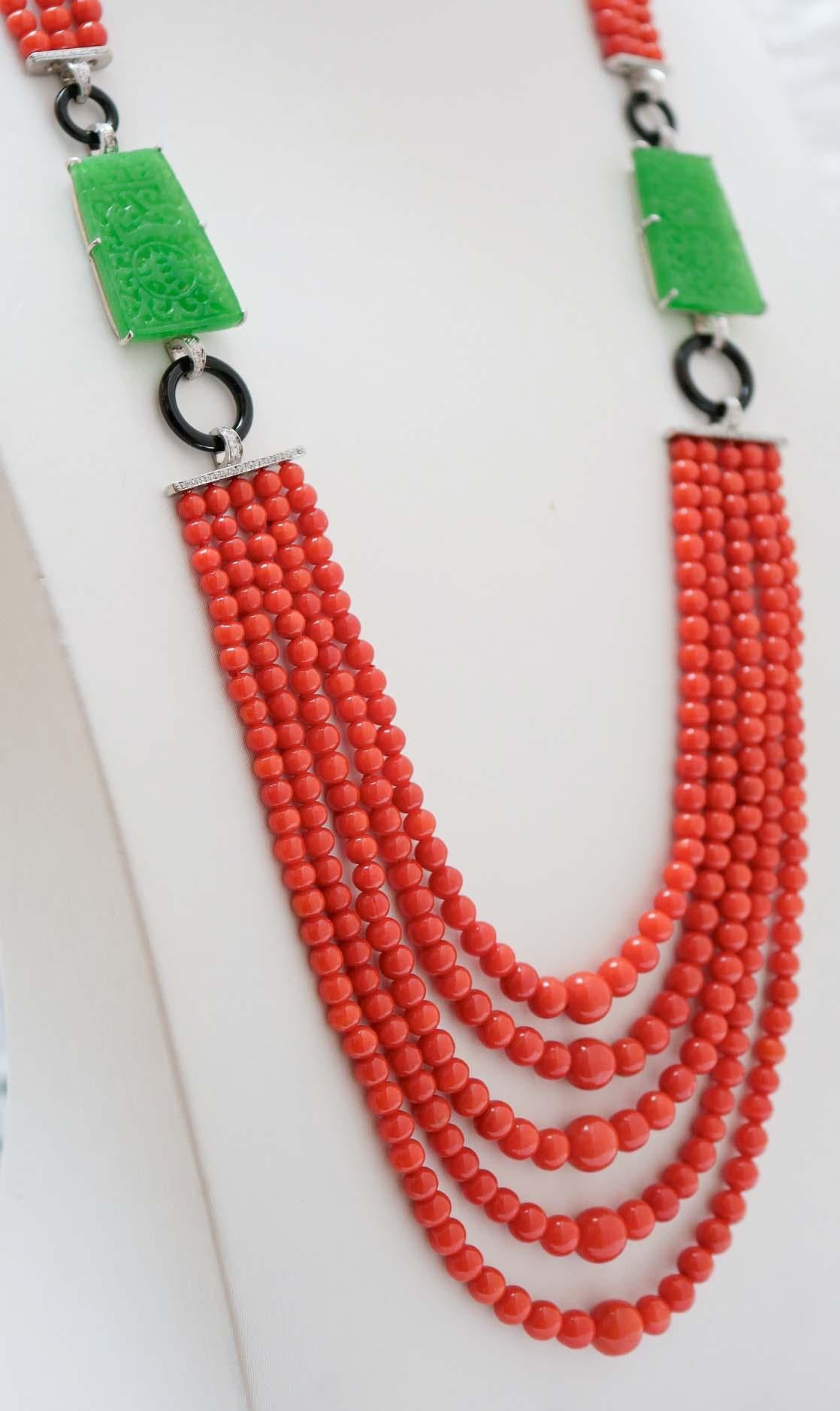 Halskette aus Platin mit Koralle, Onyx, Jade, Diamanten. (Gemischter Schliff)