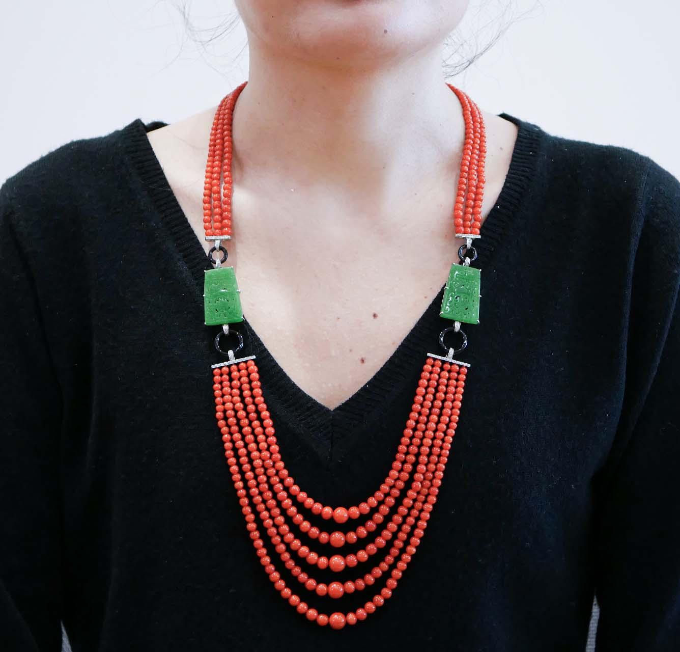 Halskette aus Platin mit Koralle, Onyx, Jade, Diamanten. 1