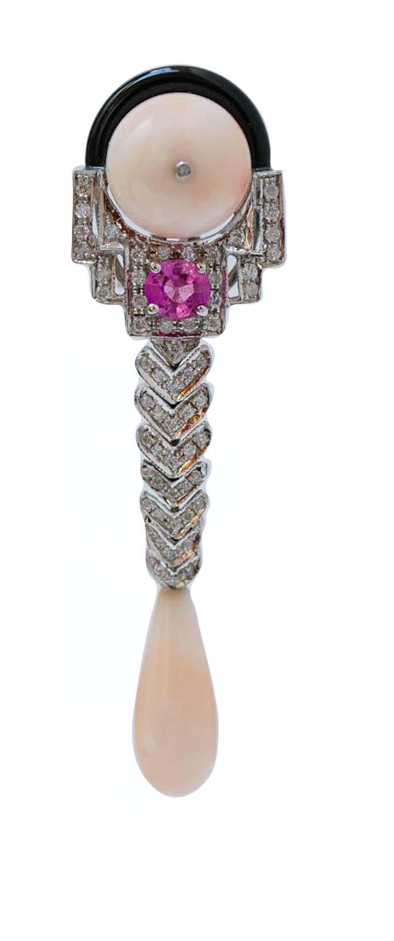Fantásticos pendientes colgantes de estructura de oro blanco de 14 quilates montados con un coral con un diamante  en la parte superior. Sobre ella, un ónice. Debajo, una estructura de oro blanco tachonada con un rubí y diamantes. Como colgante, una