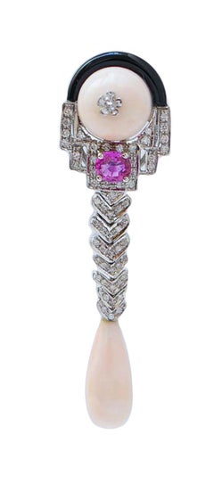 Coral, Ónix, Rubíes, Diamantes, Pendientes de Oro Blanco de 14 Kilates.