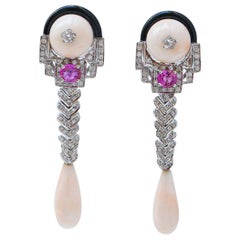 Coral, Ónix, Rubíes, Diamantes, Pendientes de Oro Blanco de 14 Kilates.