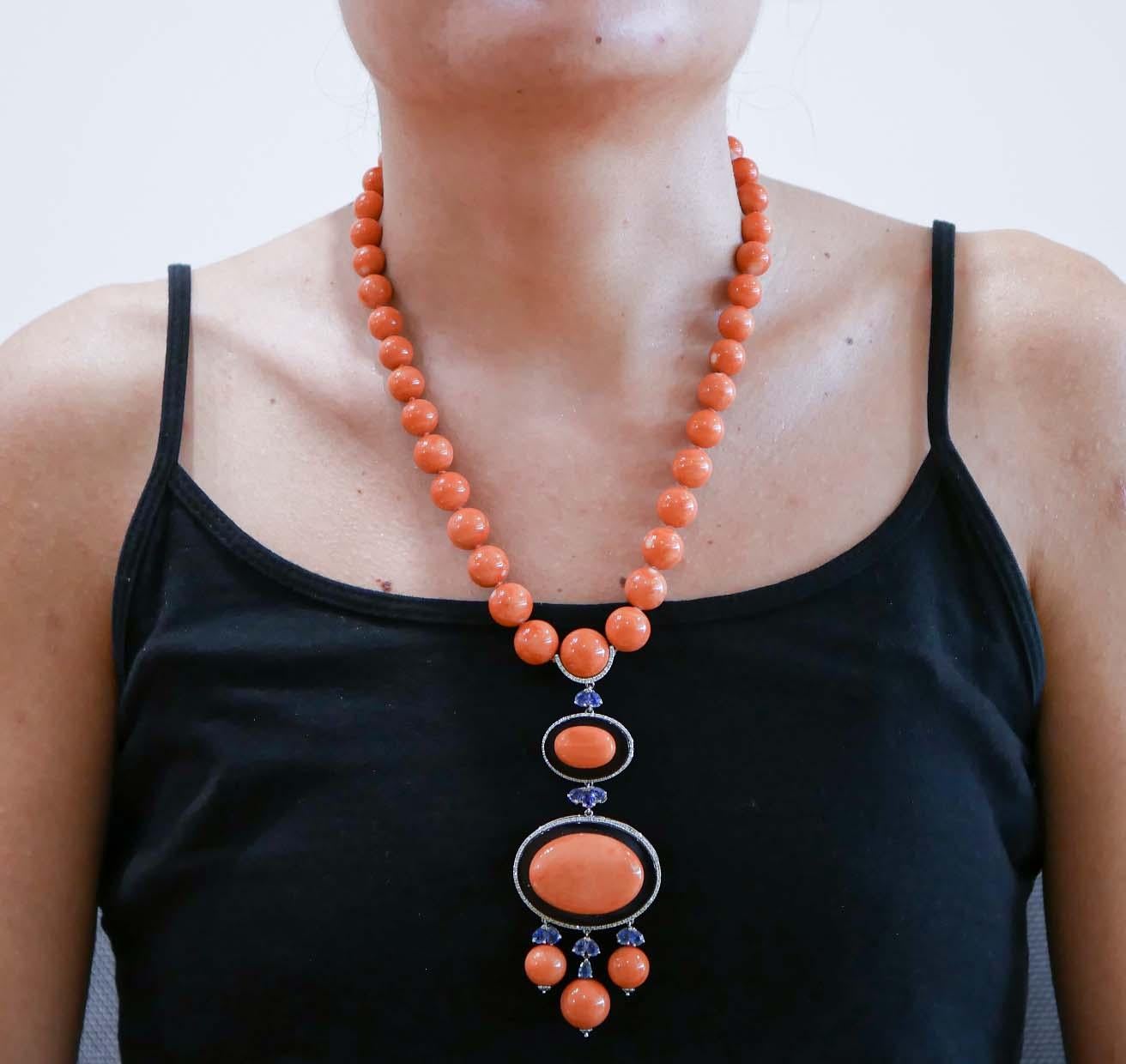 Donna Corallo, onice, zaffiri, diamanti, collana con ciondolo in oro bianco 14 carati. in vendita