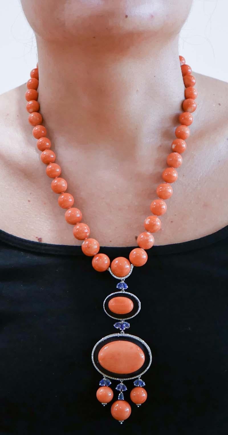 Corallo, onice, zaffiri, diamanti, collana con ciondolo in oro bianco 14 carati. in vendita 1