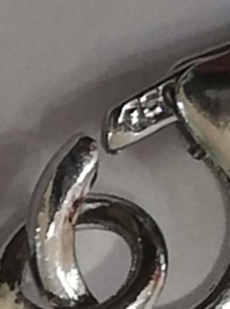 Corallo, onice, zaffiri, diamanti, collana con ciondolo in oro bianco 14 carati. in vendita 3