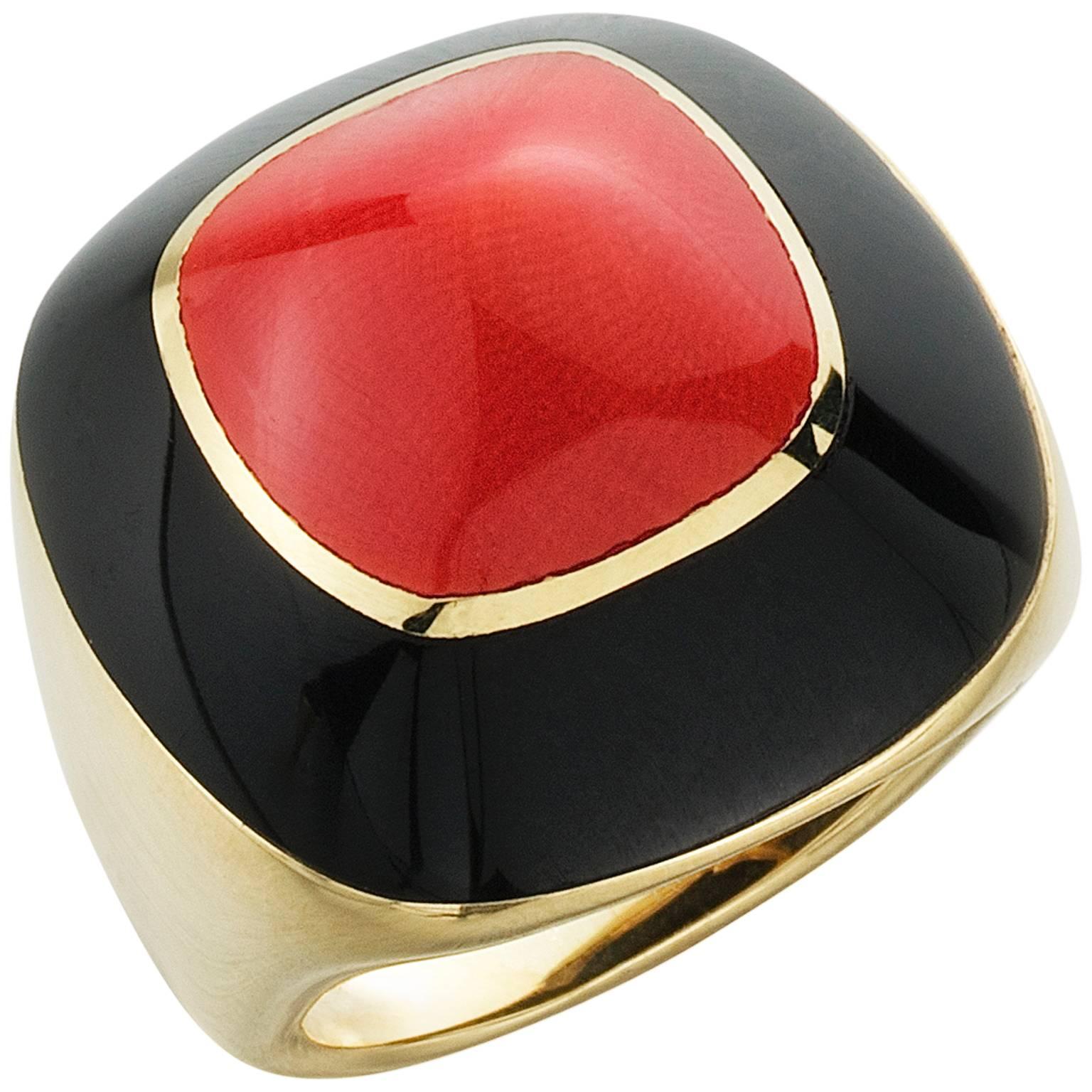 Coral & Onyx Sugarloaf 18 Karat Yellow Gold Dome Ring For Sale