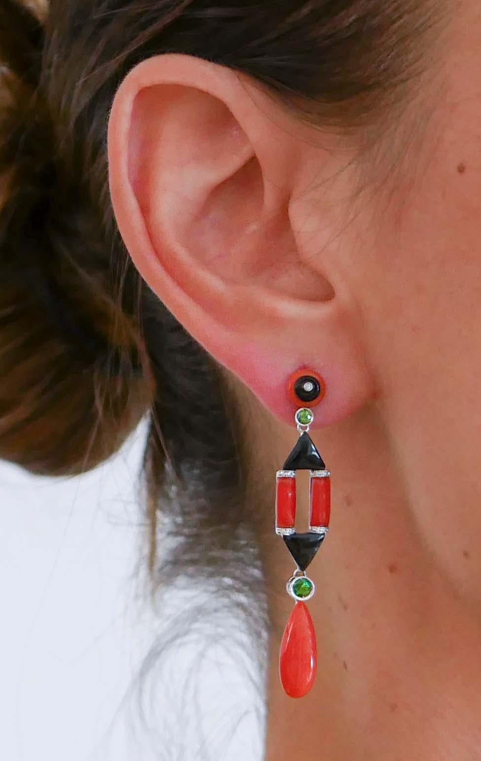 Coral, Onyx, Tsavorite, Diamonds, Platinum Dangle Earrings. In Good Condition For Sale In Marcianise, Marcianise (CE)