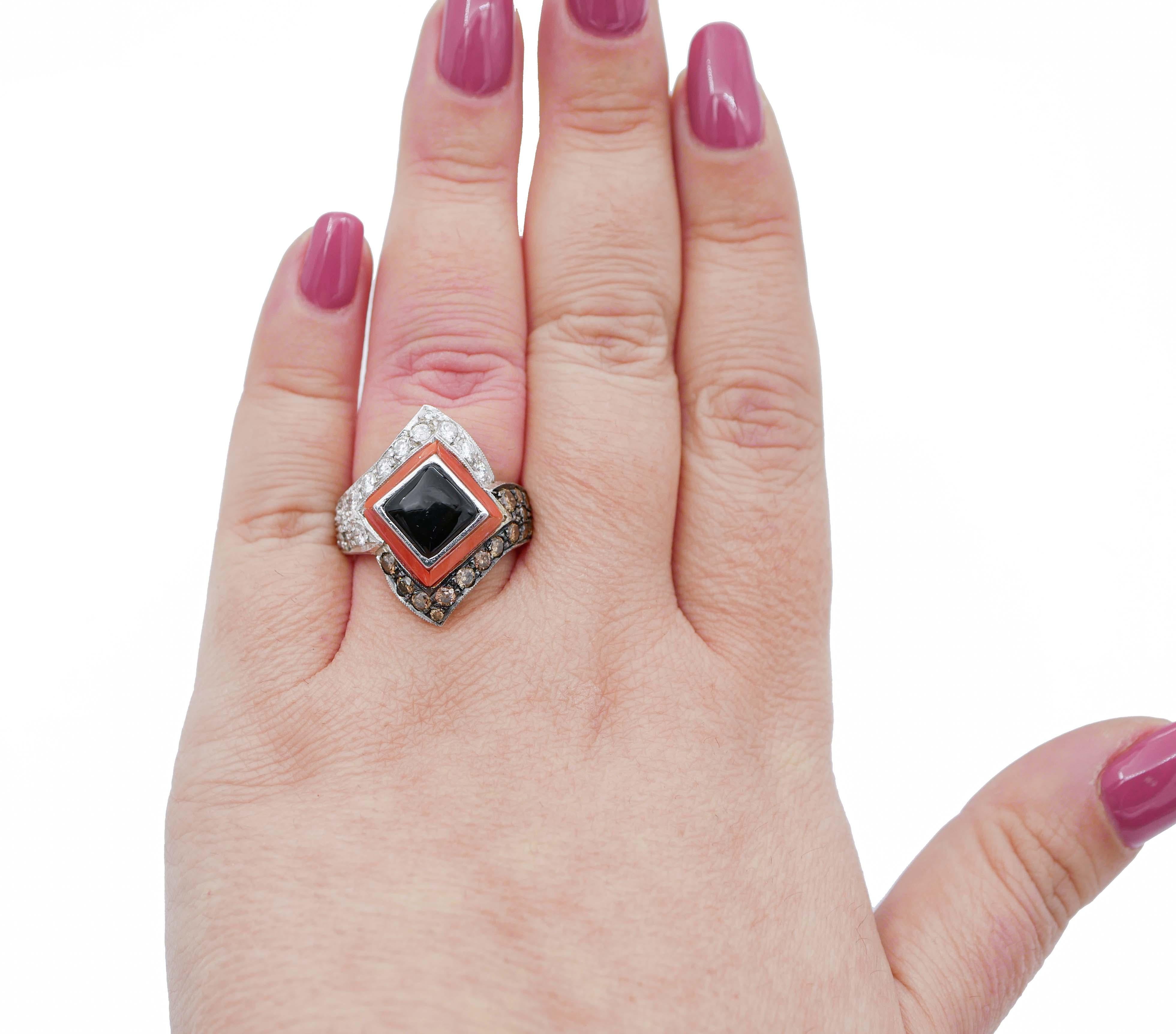 Coral, Onyx, White and Brown Diamonds, 14 Karat White Gold Ring In Good Condition For Sale In Marcianise, Marcianise (CE)