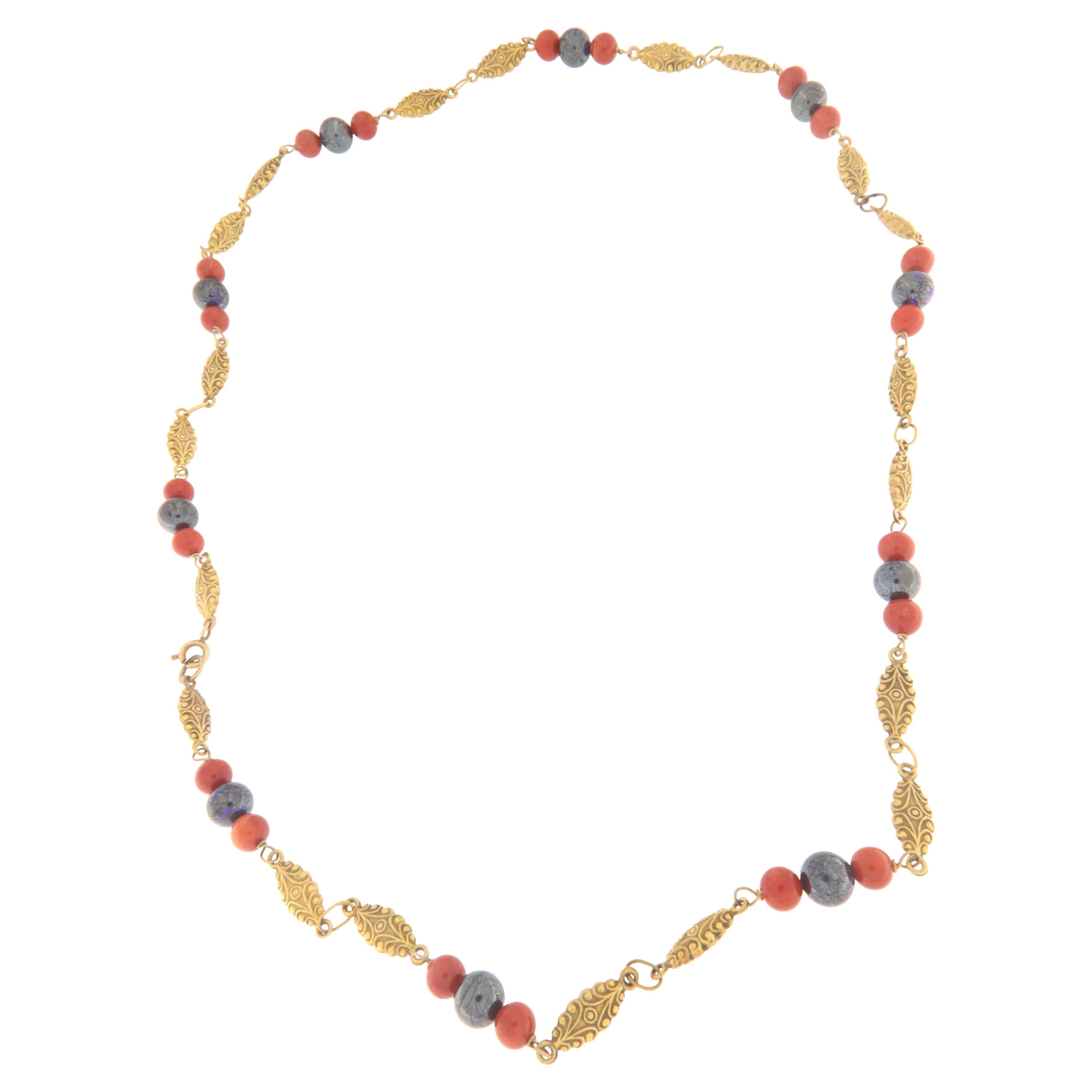 Collier de perles en or jaune 14 carats avec opales de corail