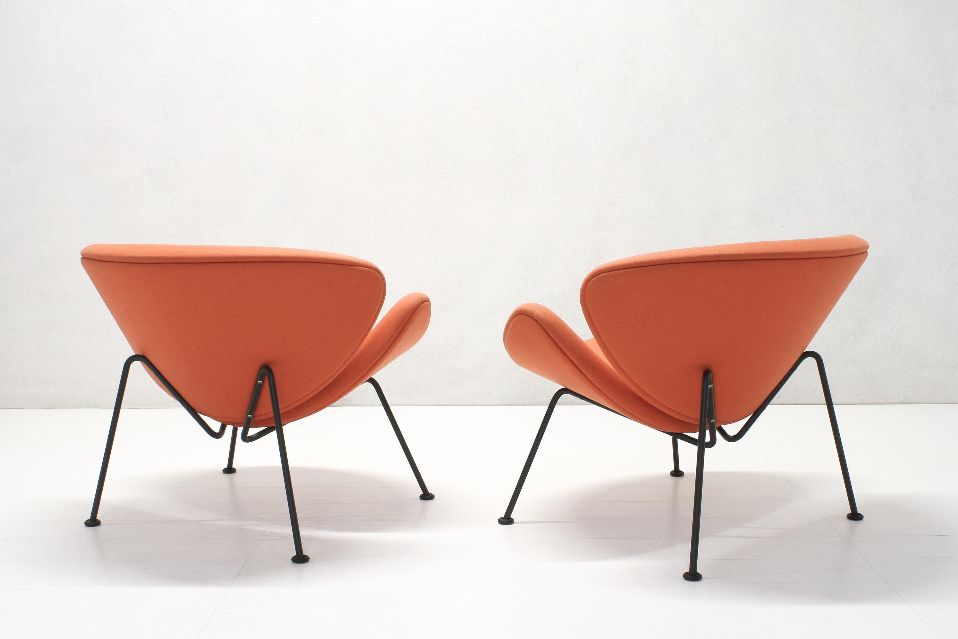 The F437 lounge chair, commonly known as the Orange Slice chair was created by French designer Pierre Paulin in 1960 and is one of the most popular design armchairs in the world. The iconic armchair makes every room more open, spacious and cheerful.