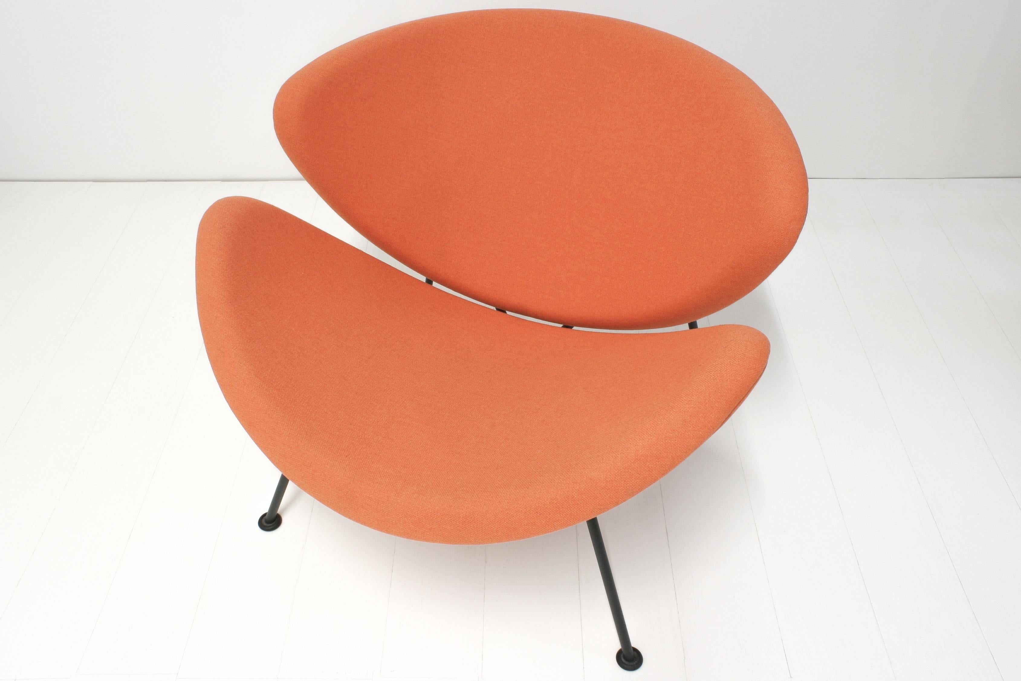 Coral Orange Slice Lounge Chairs by Pierre Paulin for Artifort, Set of 2 In Good Condition For Sale In Izegem, VWV