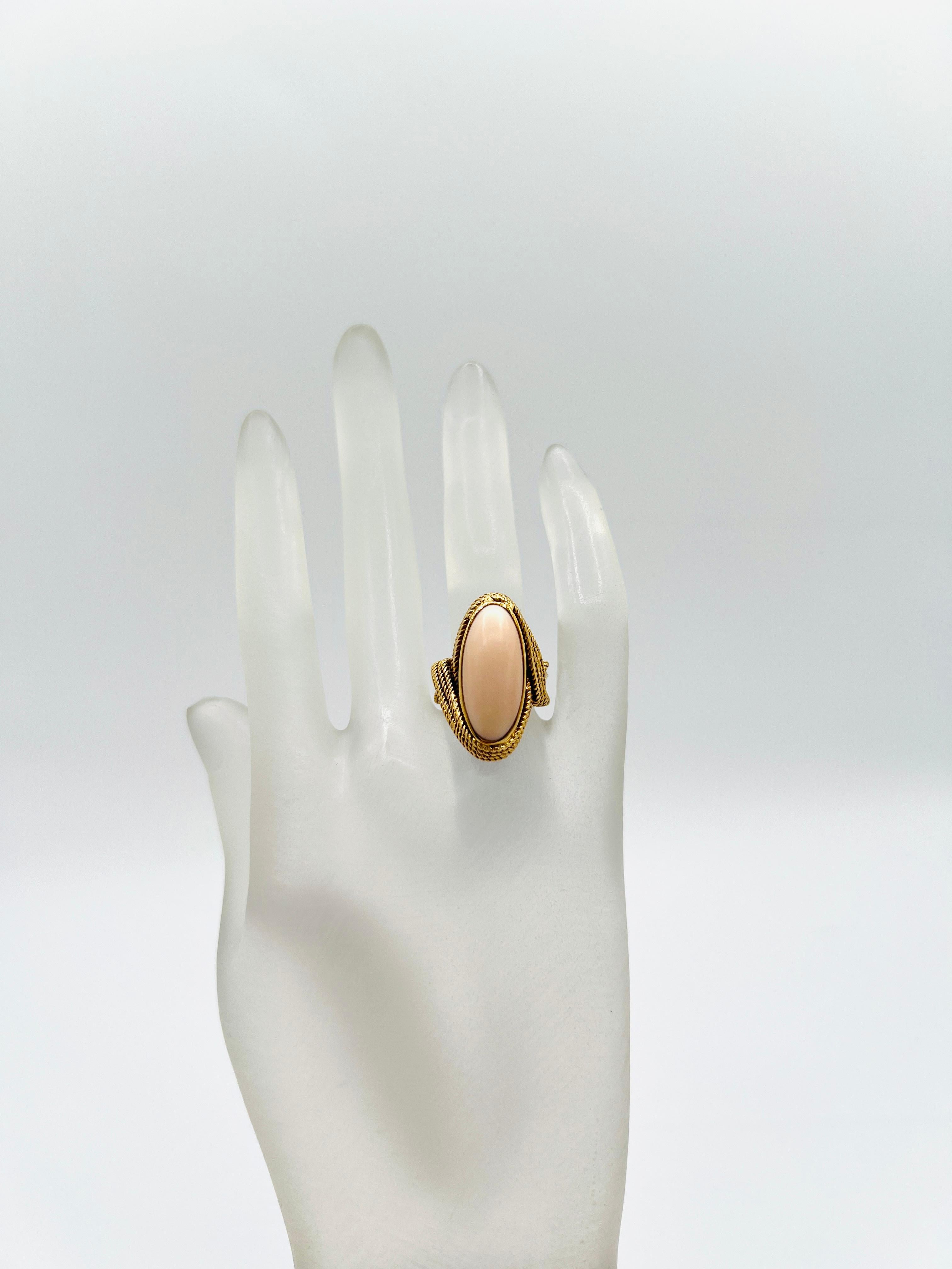 Magnifique cabochon ovale de corail dans cette bague en or jaune 18k faite à la main.  Bague taille 5.5.
