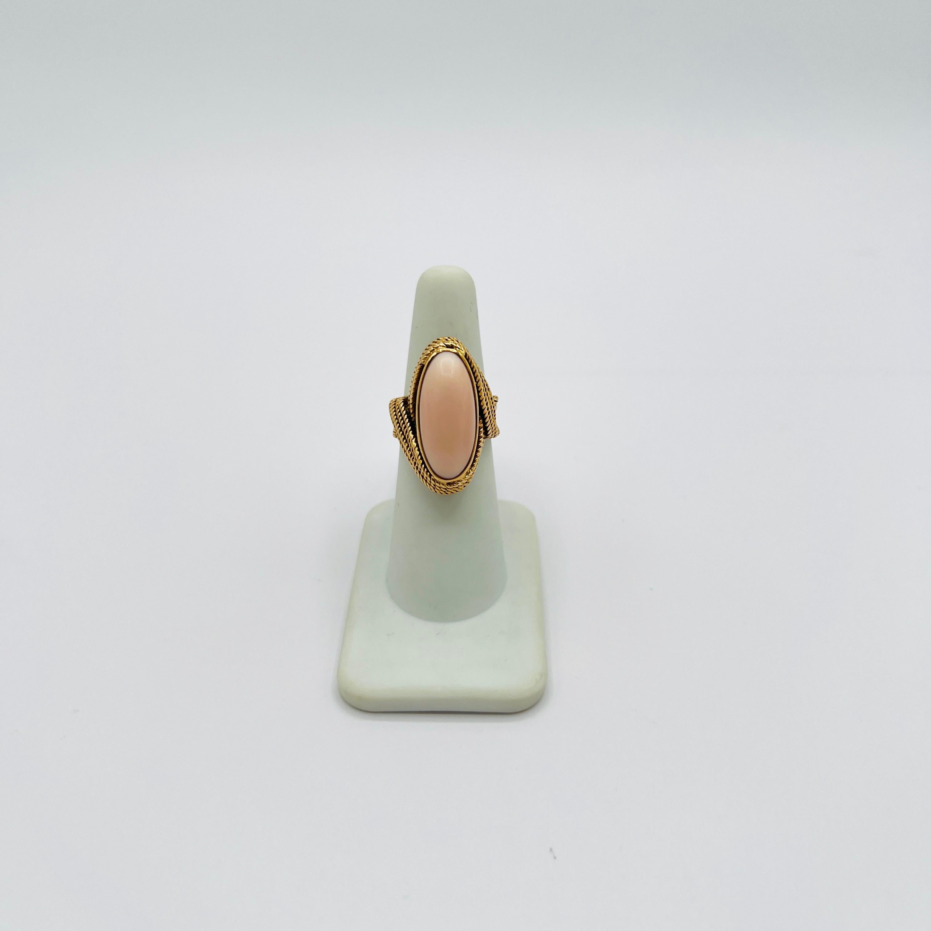 Taille ovale Bague en or jaune 18 carats avec cabochon ovale en corail en vente