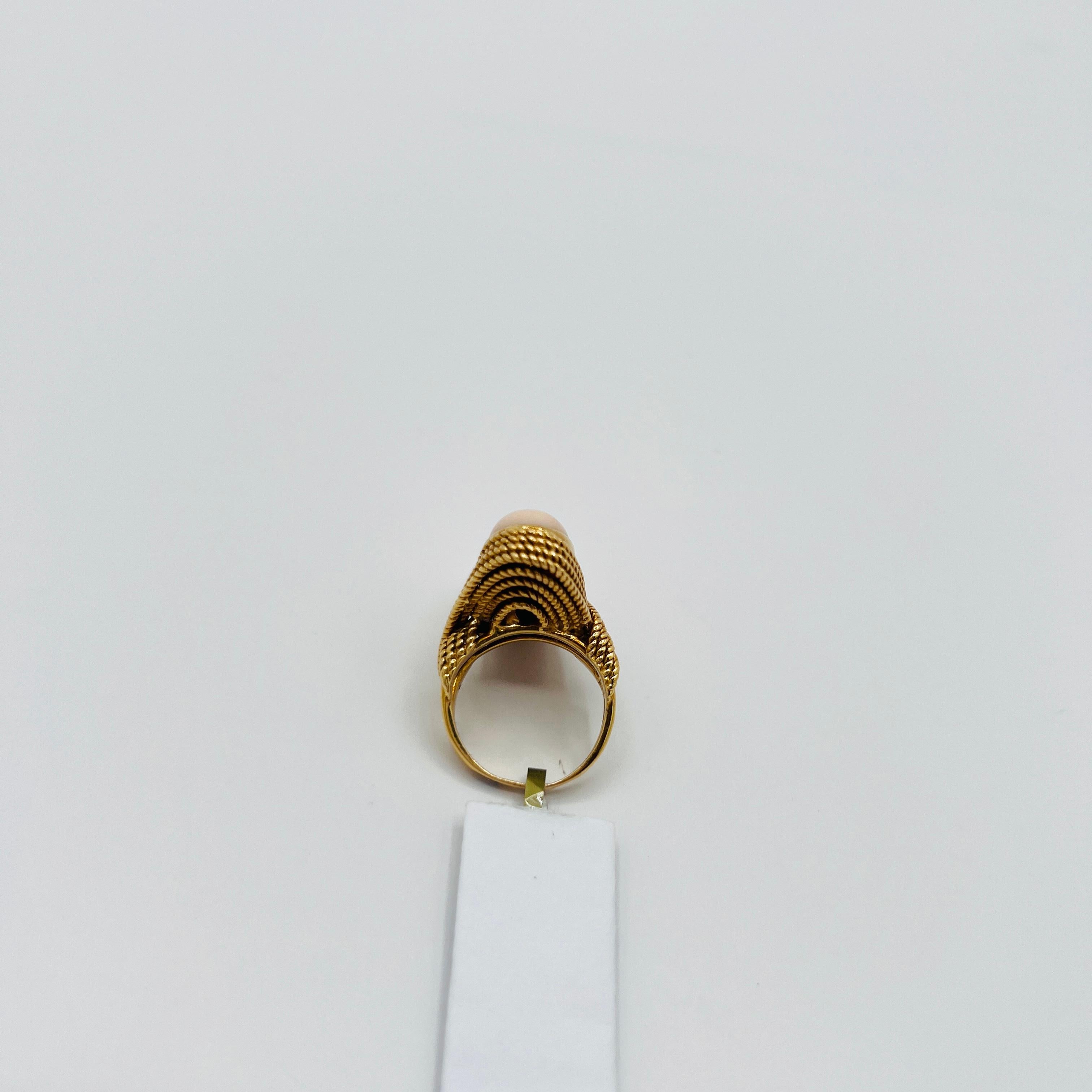 Bague en or jaune 18 carats avec cabochon ovale en corail en vente 2