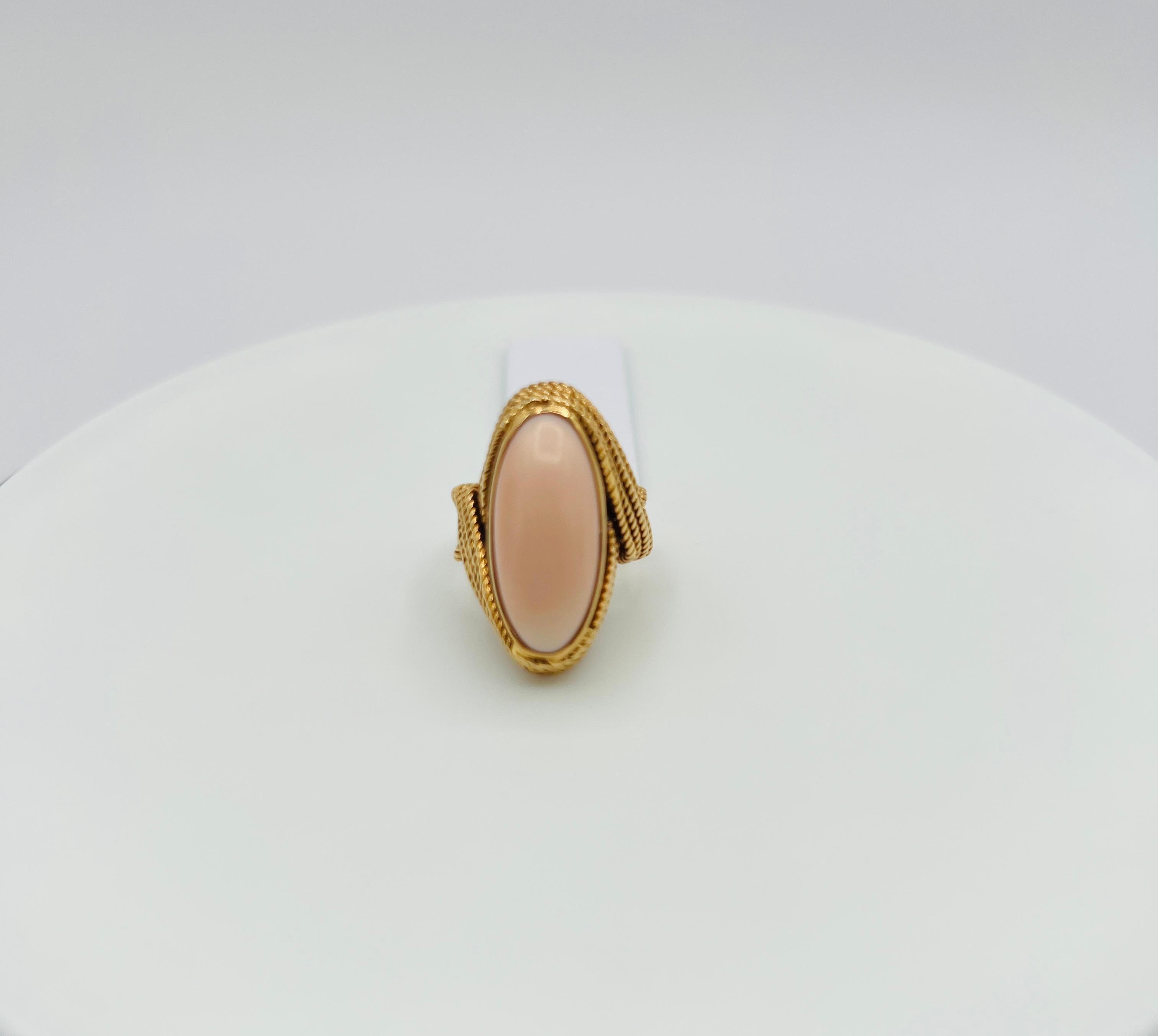Bague en or jaune 18 carats avec cabochon ovale en corail