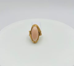 Koralle Oval Cabochon Ring in 18K Gelbgold