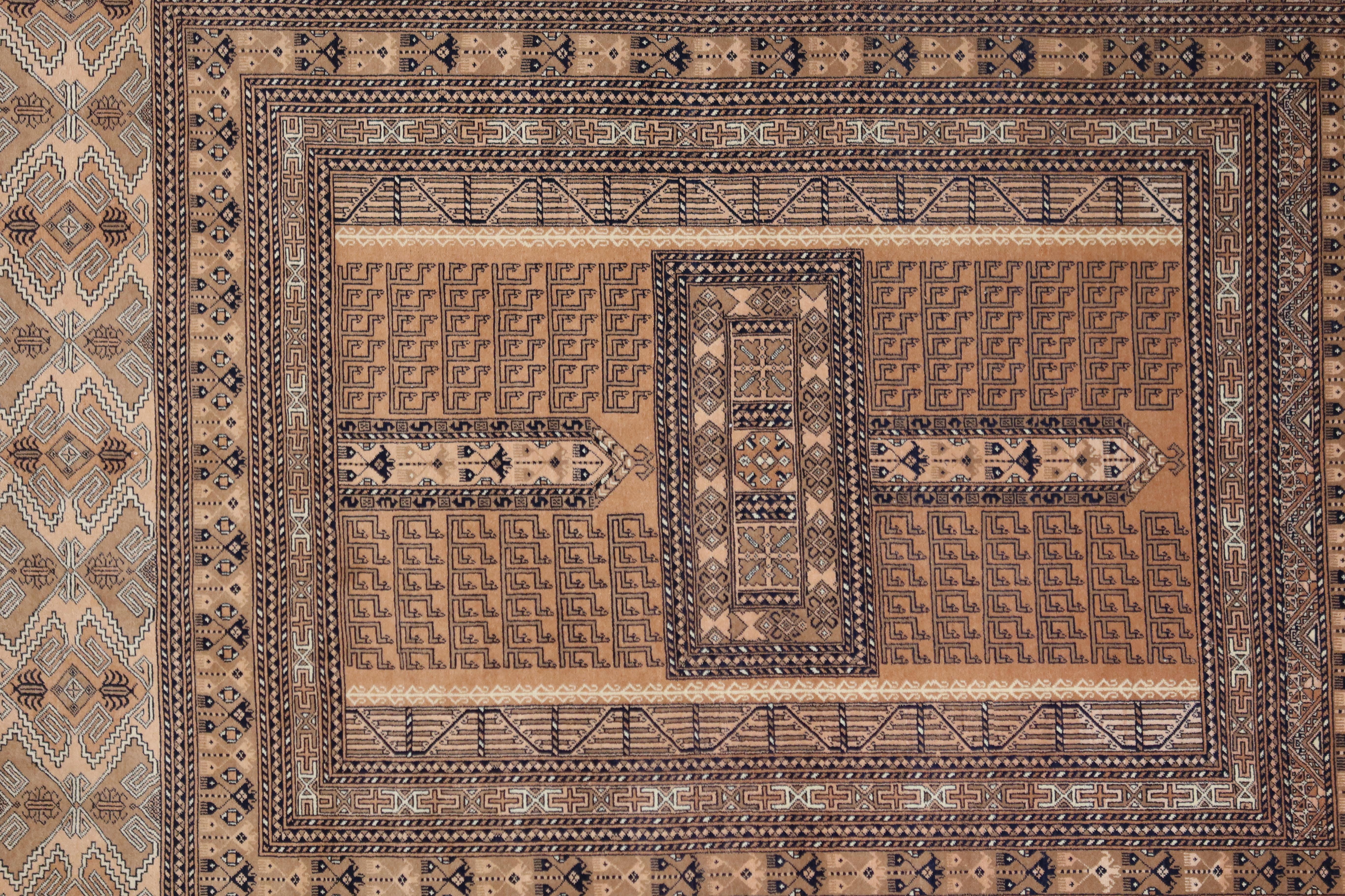 Hachlu-Teppiche wurden von Turkmenenstämmen (Turkomen oder Turkoman) hergestellt, die hauptsächlich in Turkmenistan und Nordafghanistan (Provinz Balkh) leben. Die Hachlu-Muster sind Varianten der Tekke Gul Bokhara-Teppiche, die auf dem turkmenischen
