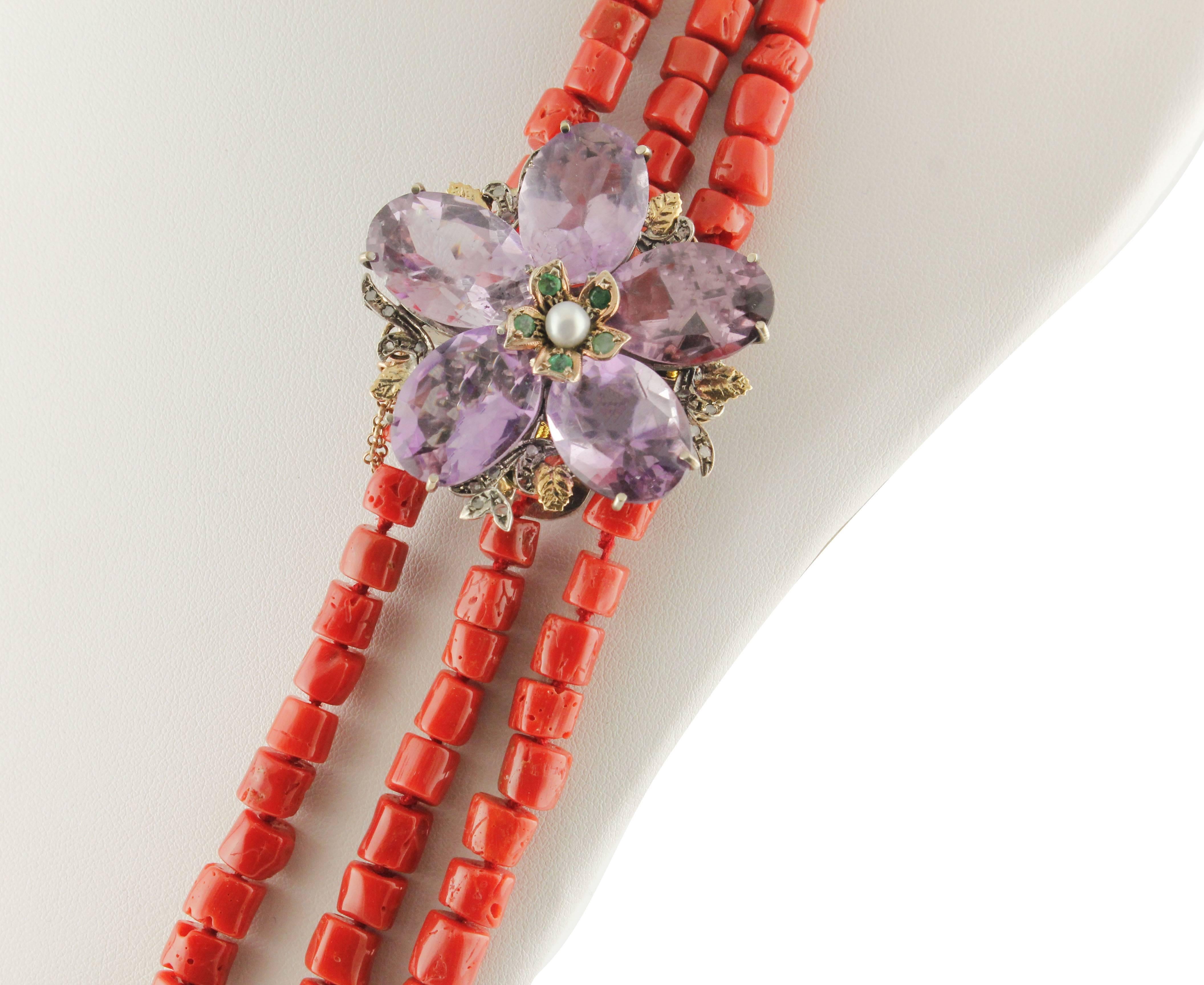 Fabulous coral necklace from g 160.2 with flower-shaped clasp in 9k rose gold and silver, with amethyst petals of c 50.5, studded with antique diamonds from c 0.19 emeralds from c 0.63 and a central pearl of g 0.10. Total weight g 187.60.
Coral g