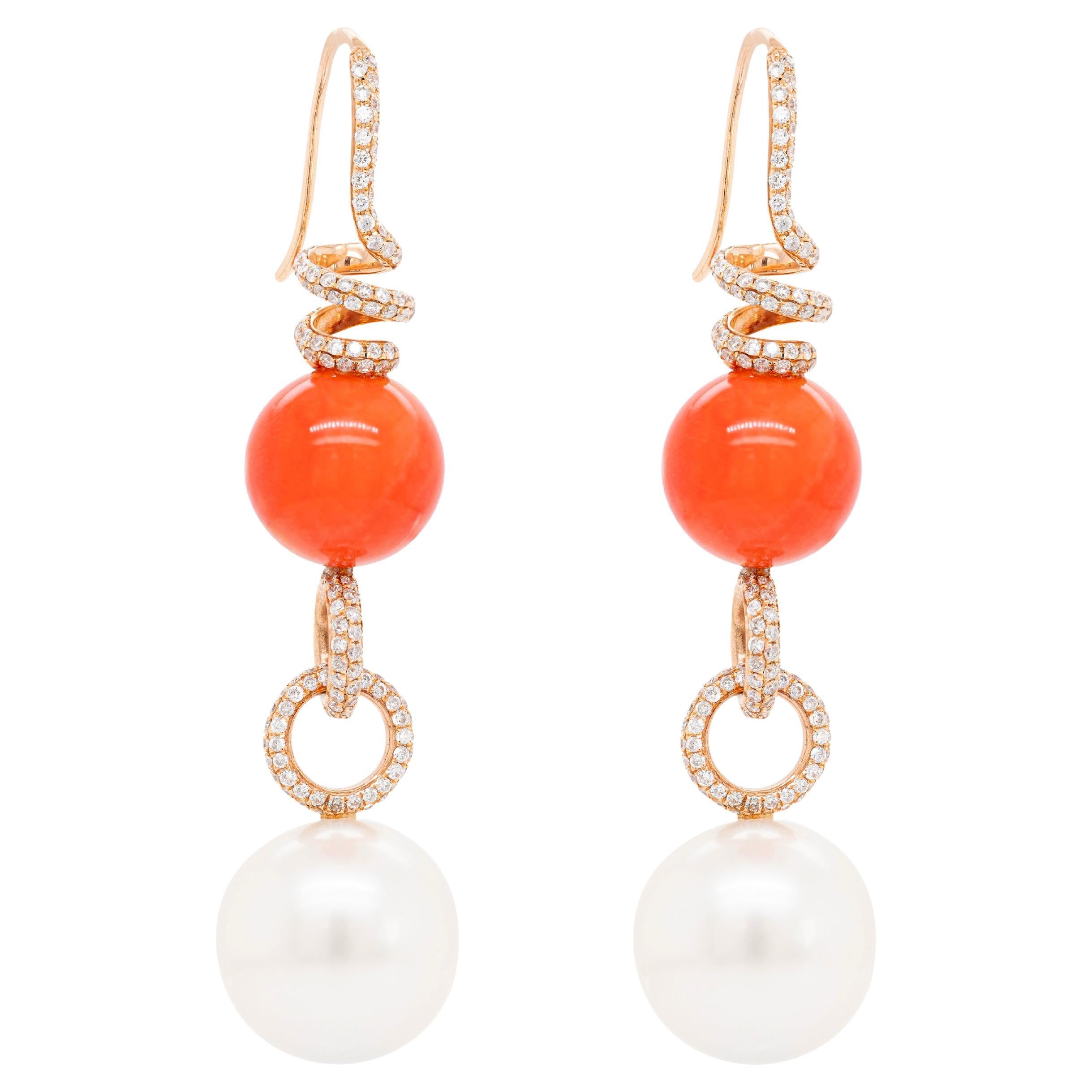 Boucles d'oreilles pendantes en or rose 18 carats avec corail, perles et diamants