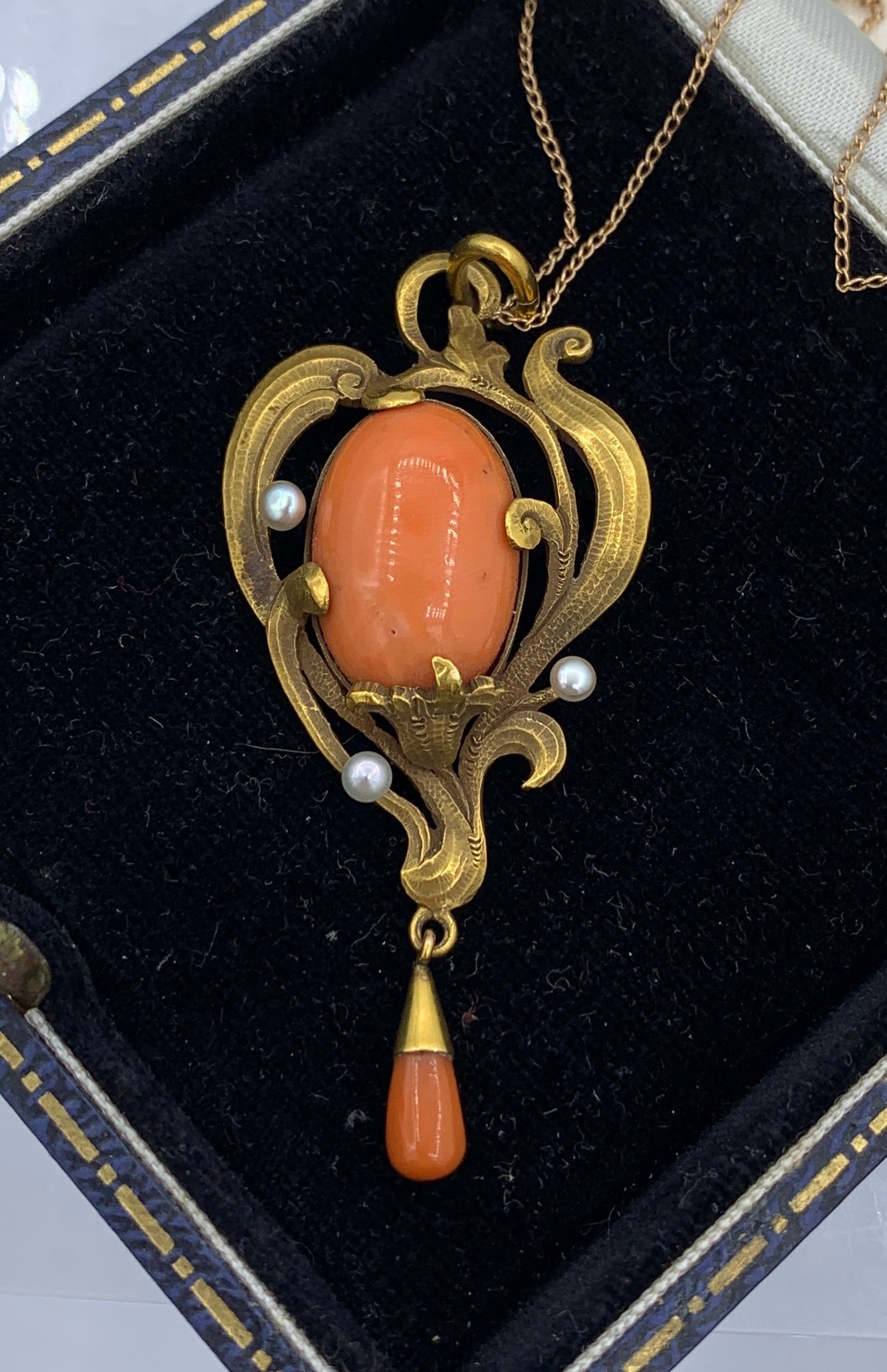 Cabochon Coral Pearl Art Nouveau Flower Pendant Necklace 18 Karat Gold Rare, Circa 1910 For Sale