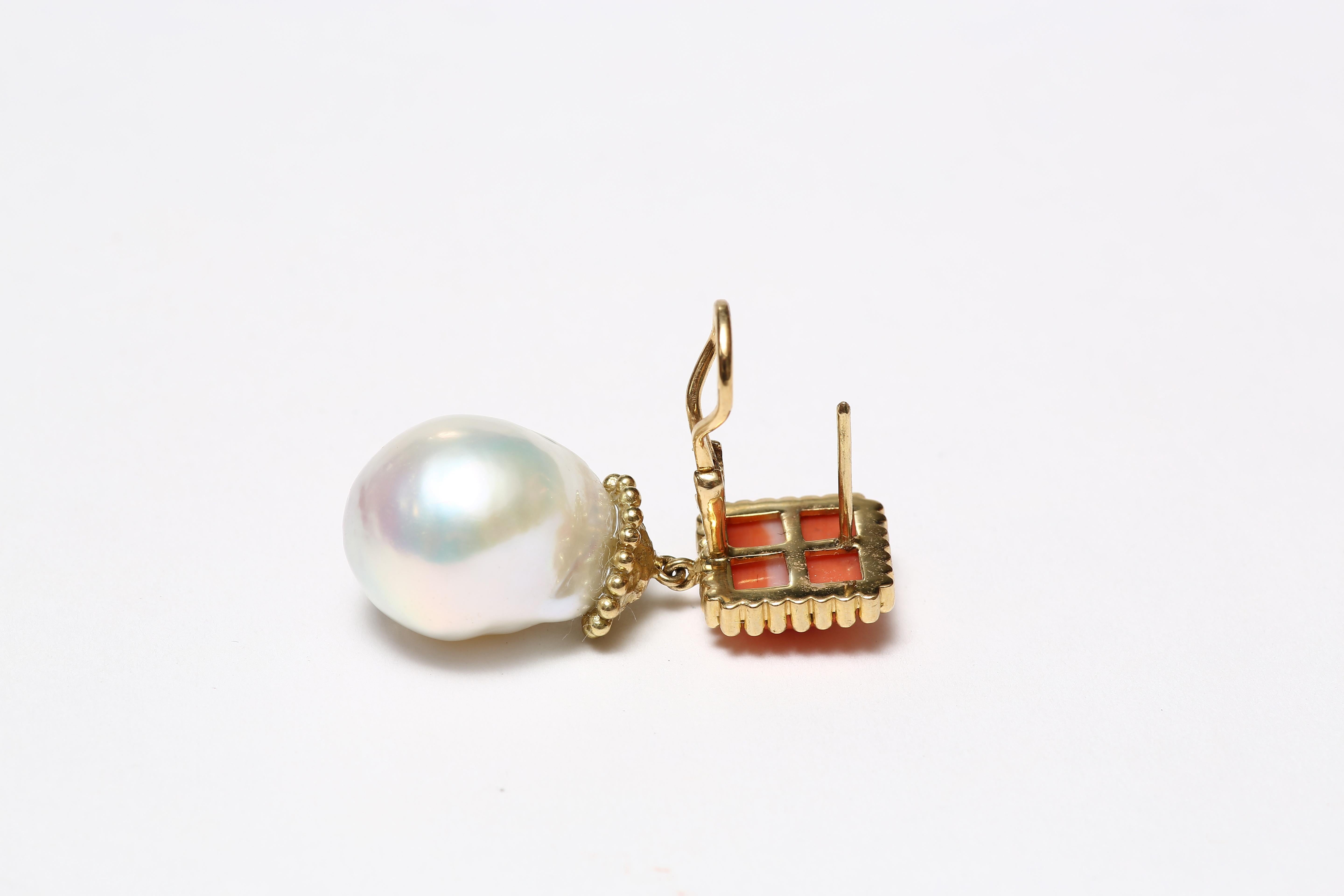 Une paire d'élégantes boucles d'oreille clip-on, fabriquées à la main avec du corail de Sardaigne serti dans une bordure perlée en or 18K et un pendentif en perle d'eau douce baroque avec perles en or 18K. 

Conçue par AMANDA CLARK pour Altfield,